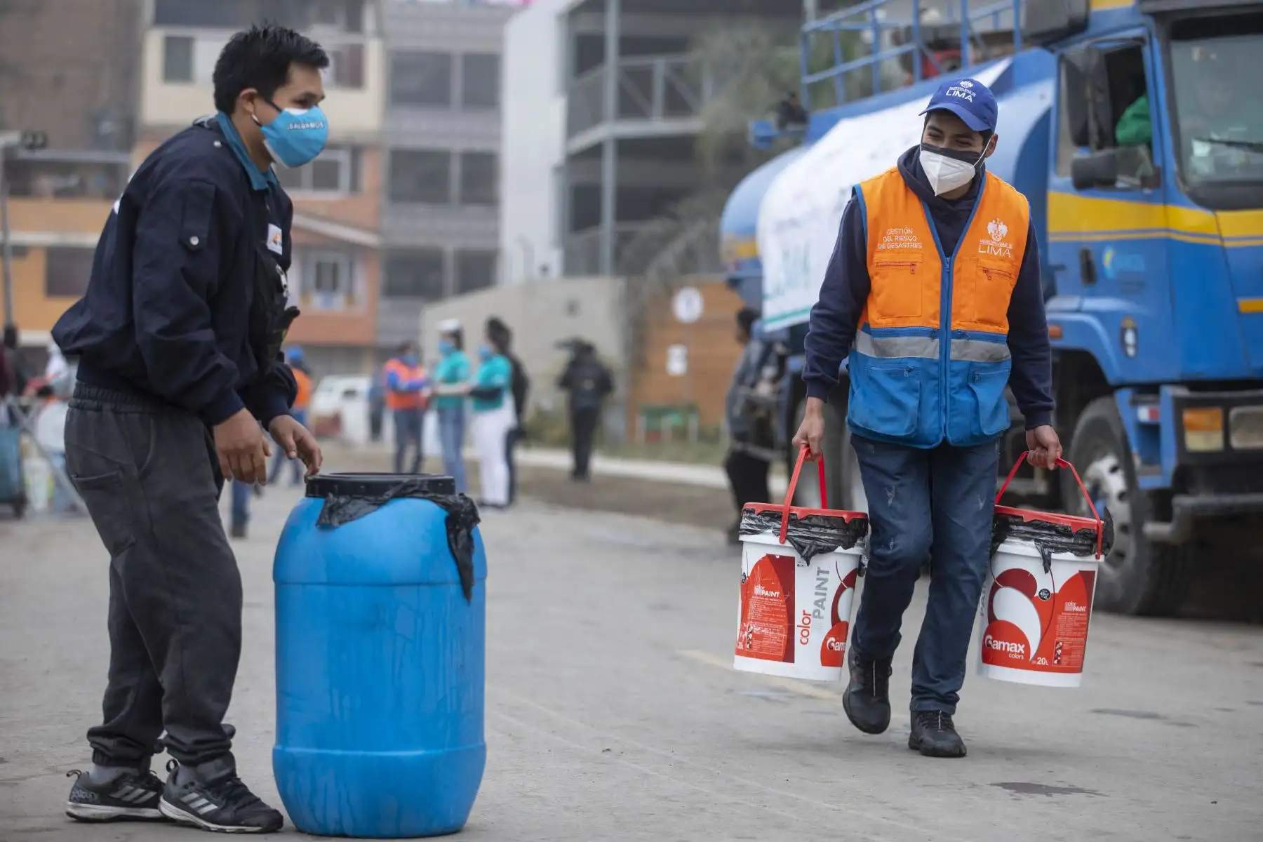 Alcalde de Lima, Jorge Muñoz, supervisa entrega de agua potable a vecinos de San Juan de Lurigancho que carecen del suministro hace varios días por obras de alcantarillado de Sedapal. Foto: MML