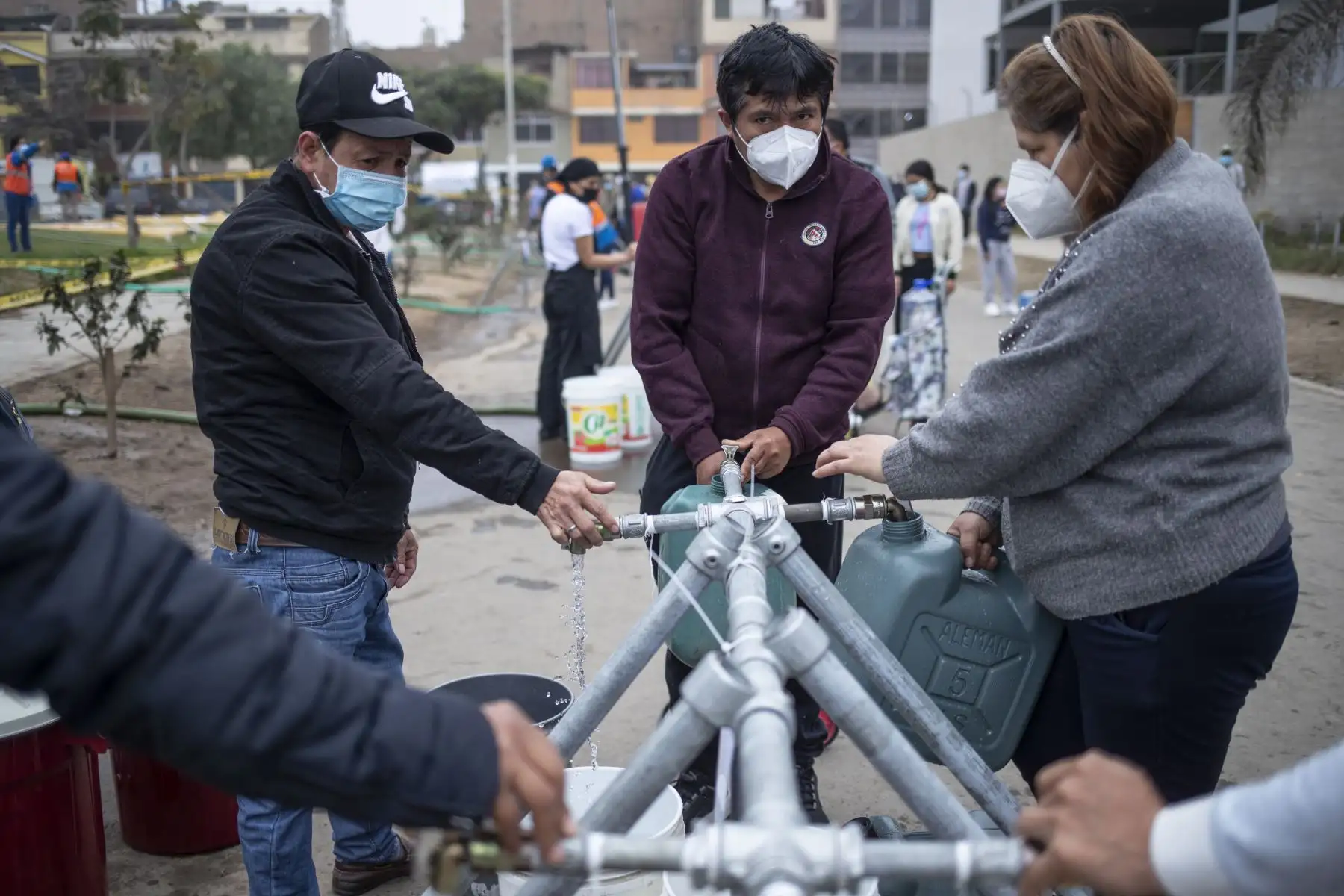 Alcalde de Lima, Jorge Muñoz, supervisa entrega de agua potable a vecinos de San Juan de Lurigancho que carecen del suministro hace varios días por obras de alcantarillado de Sedapal. Foto: MML