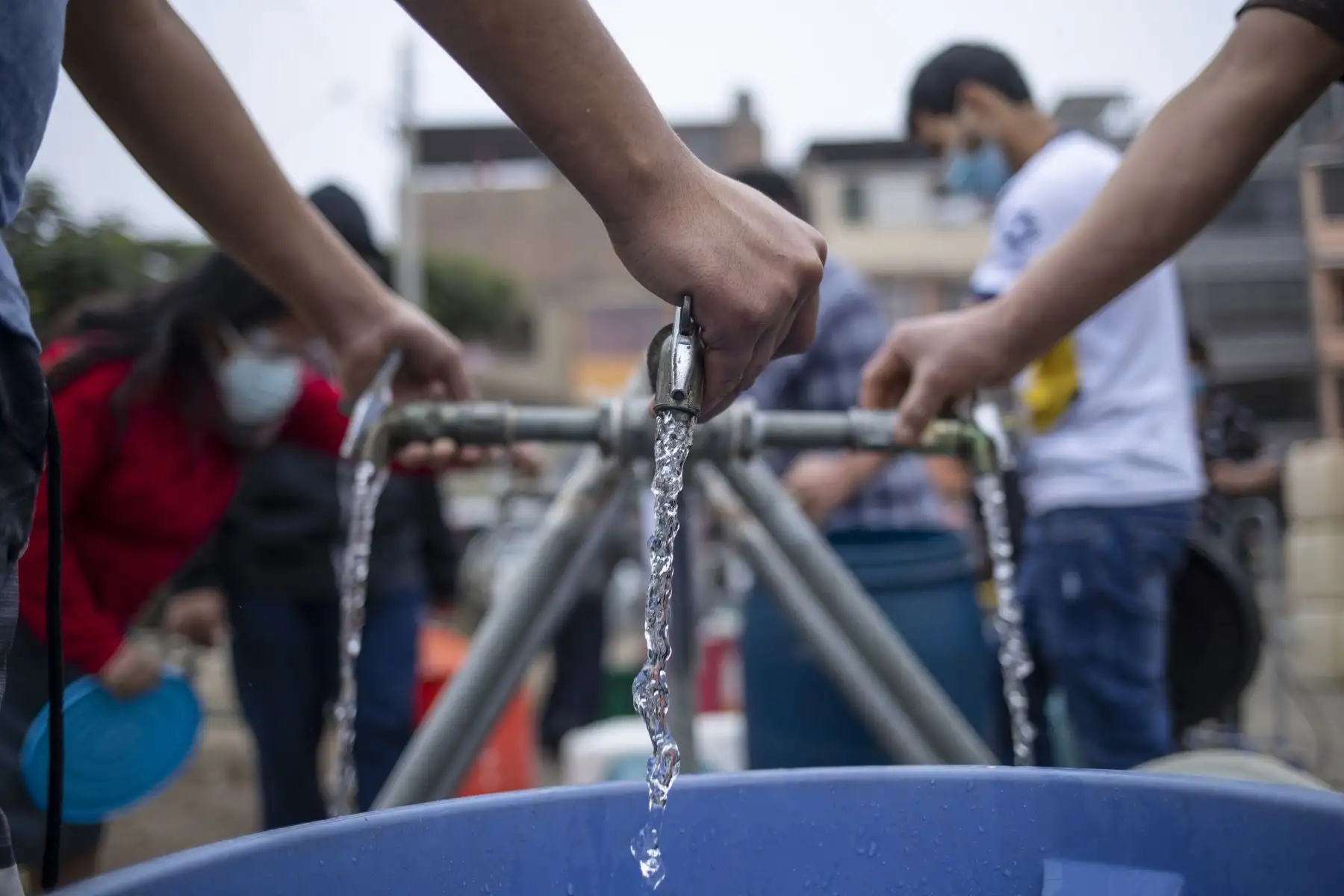 Alcalde de Lima, Jorge Muñoz, supervisa entrega de agua potable a vecinos de San Juan de Lurigancho que carecen del suministro hace varios días por obras de alcantarillado de Sedapal. Foto: MML