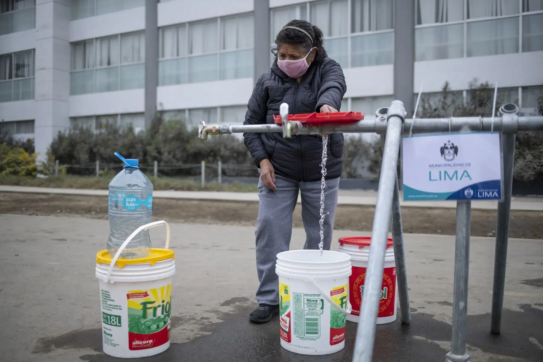 Alcalde de Lima, Jorge Muñoz, supervisa entrega de agua potable a vecinos de San Juan de Lurigancho que carecen del suministro hace varios días por obras de alcantarillado de Sedapal. Foto: MML