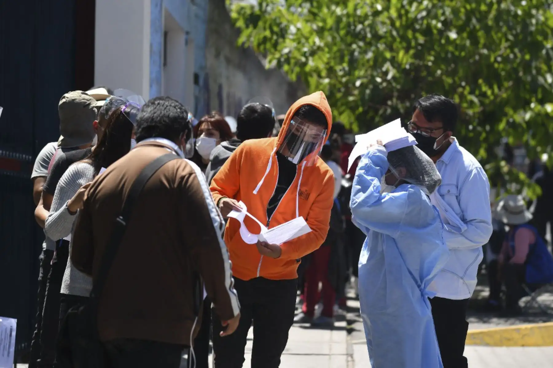 La vacunación para estudiantes de universidades e institutos de Arequipa se inició hoy en la sede de la Universidad Católica de Santa María y la Universidad Nacional de San Agustín. Desde tempranas horas gran cantidad de estudiantes formaron largas colas para recibir la dosis de la vacuna contra la covid-19. Foto: Cortesía/Diego Ramos