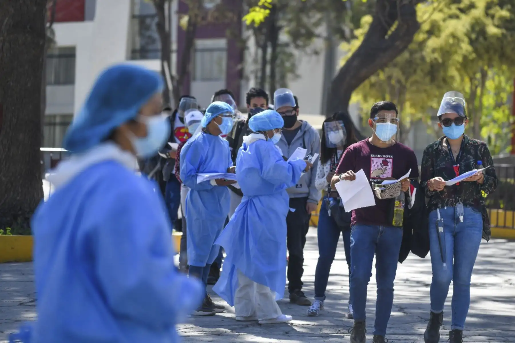 La vacunación para estudiantes de universidades e institutos de Arequipa se inició hoy en la sede de la Universidad Católica de Santa María y la Universidad Nacional de San Agustín. Desde tempranas horas gran cantidad de estudiantes formaron largas colas para recibir la dosis de la vacuna contra la covid-19. Foto: Cortesía/Diego Ramos