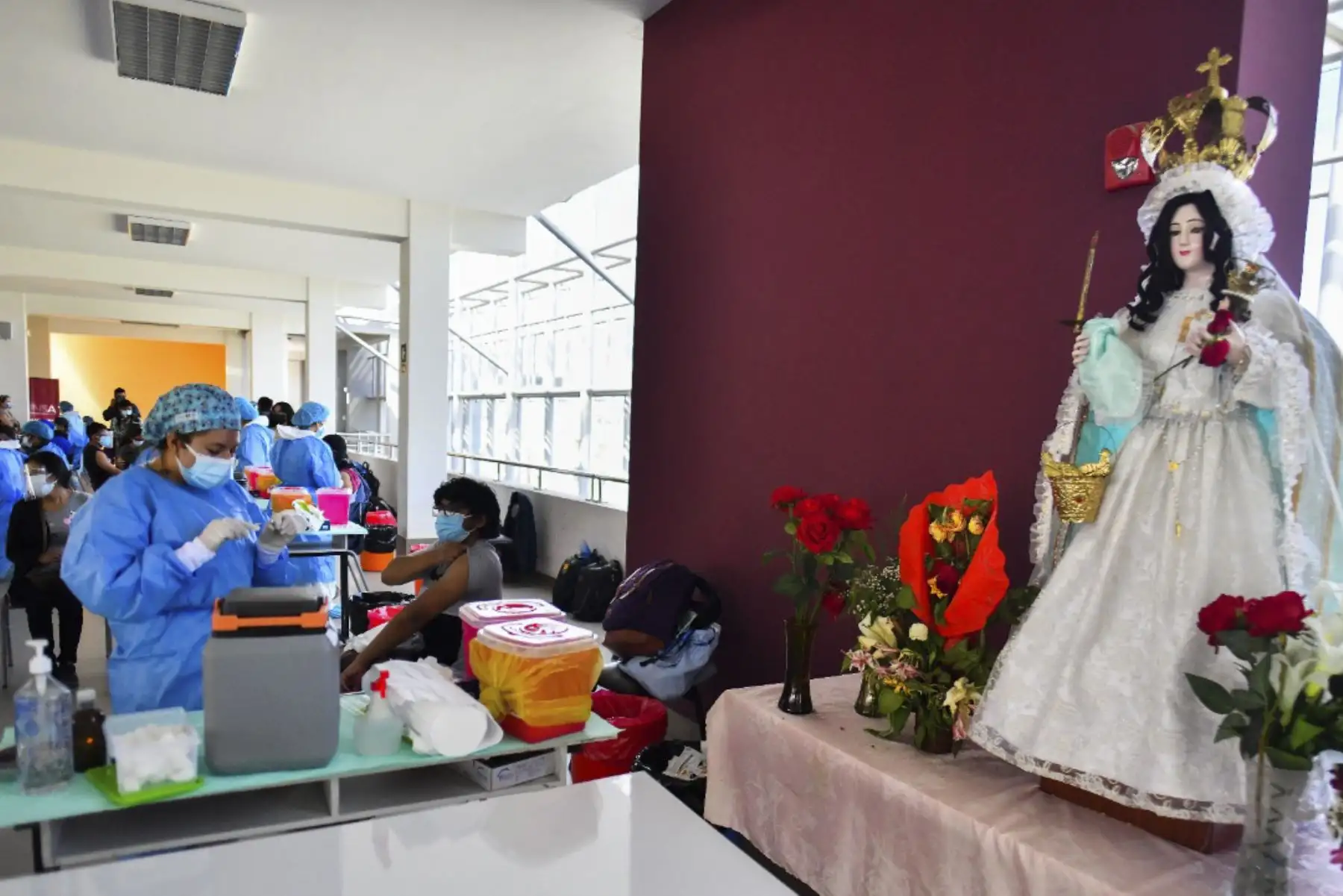 La vacunación para estudiantes de universidades e institutos de Arequipa se inició hoy en la sede de la Universidad Católica de Santa María y la Universidad Nacional de San Agustín. Desde tempranas horas gran cantidad de estudiantes formaron largas colas para recibir la dosis de la vacuna contra la covid-19. Foto: Cortesía/Diego Ramos
