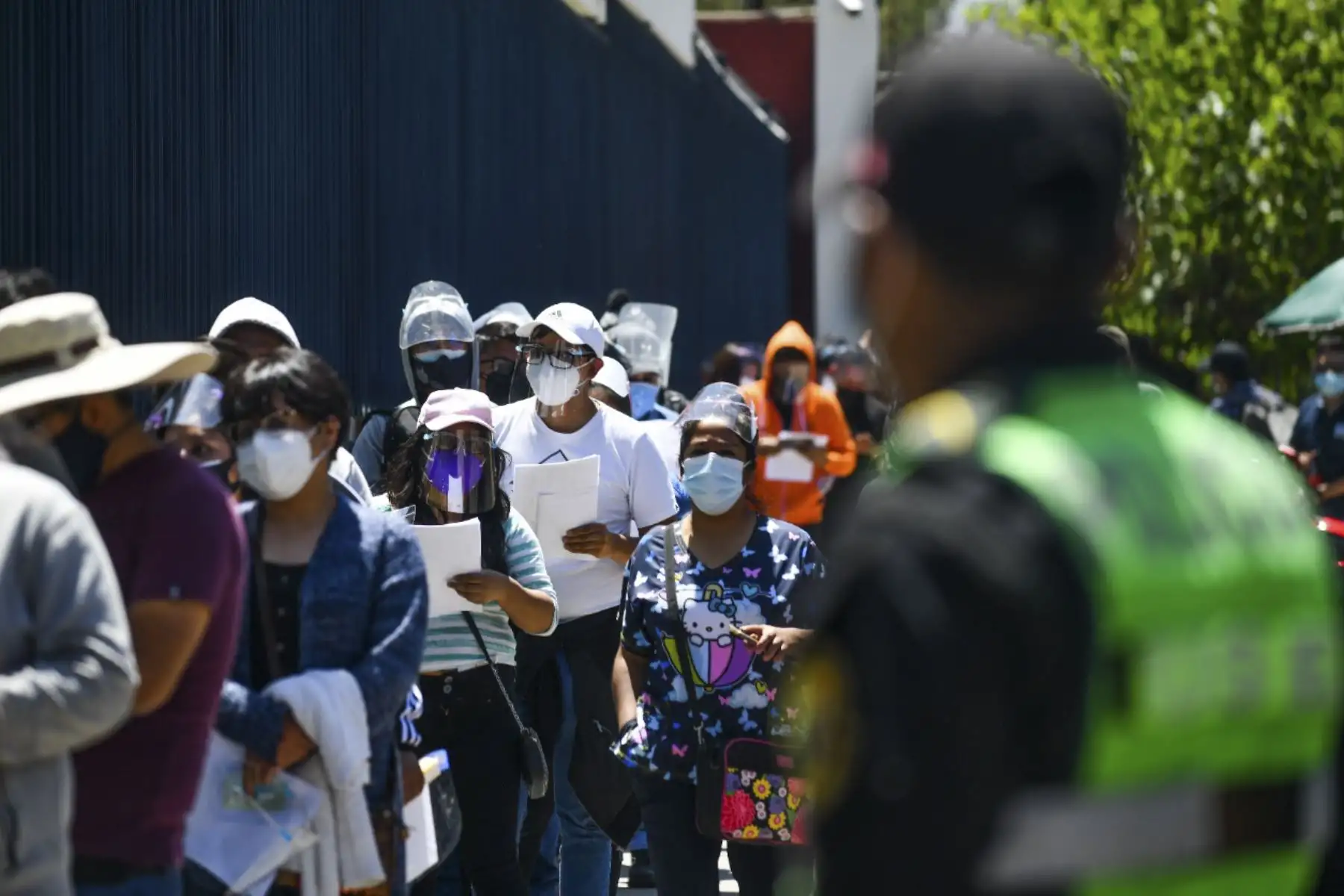 La vacunación para estudiantes de universidades e institutos de Arequipa se inició hoy en la sede de la Universidad Católica de Santa María y la Universidad Nacional de San Agustín. Desde tempranas horas gran cantidad de estudiantes formaron largas colas para recibir la dosis de la vacuna contra la covid-19. Foto: Cortesía/Diego Ramos