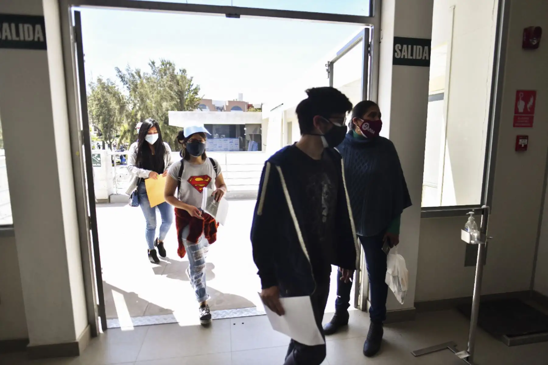 La vacunación para estudiantes de universidades e institutos de Arequipa se inició hoy en la sede de la Universidad Católica de Santa María y la Universidad Nacional de San Agustín. Desde tempranas horas gran cantidad de estudiantes formaron largas colas para recibir la dosis de la vacuna contra la covid-19. Foto: Cortesía/Diego Ramos