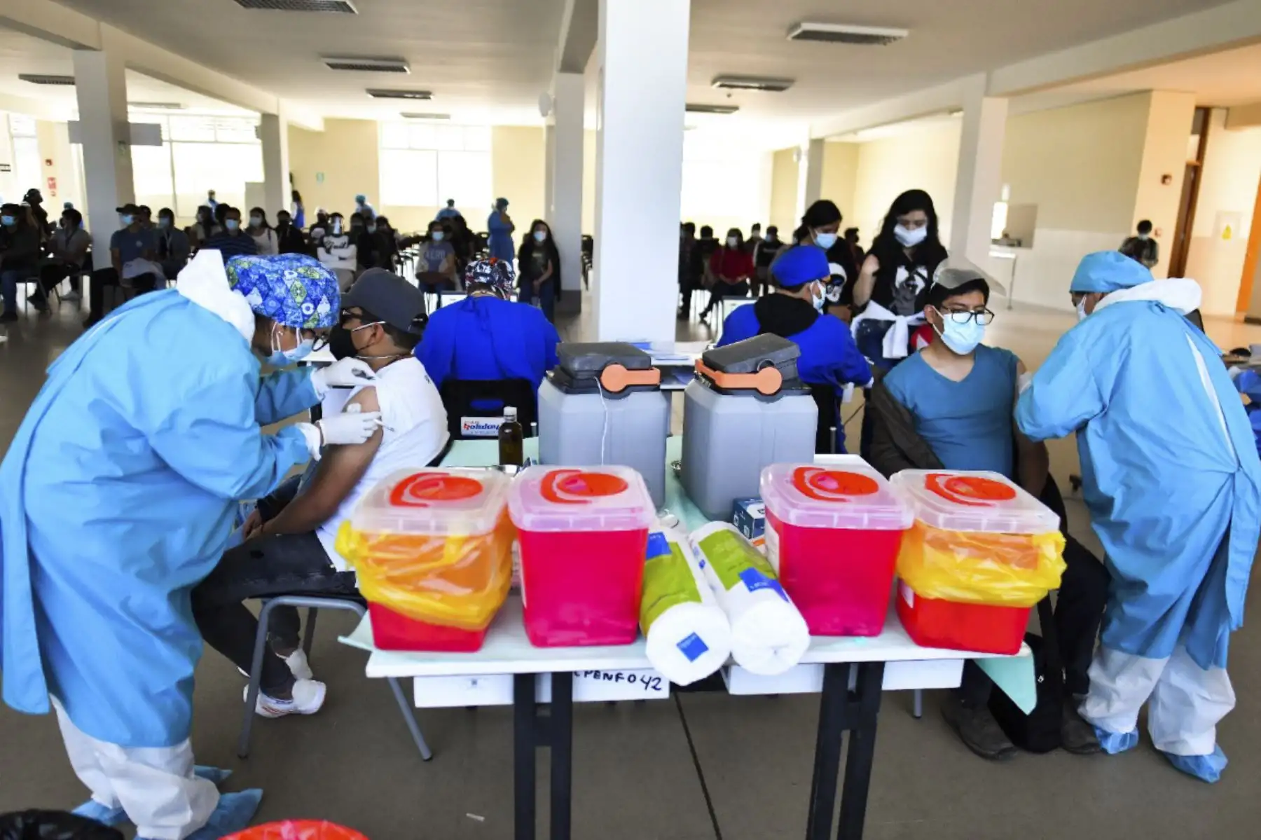 La vacunación para estudiantes de universidades e institutos de Arequipa se inició hoy en la sede de la Universidad Católica de Santa María y la Universidad Nacional de San Agustín. Desde tempranas horas gran cantidad de estudiantes formaron largas colas para recibir la dosis de la vacuna contra la covid-19. Foto: Cortesía/Diego Ramos