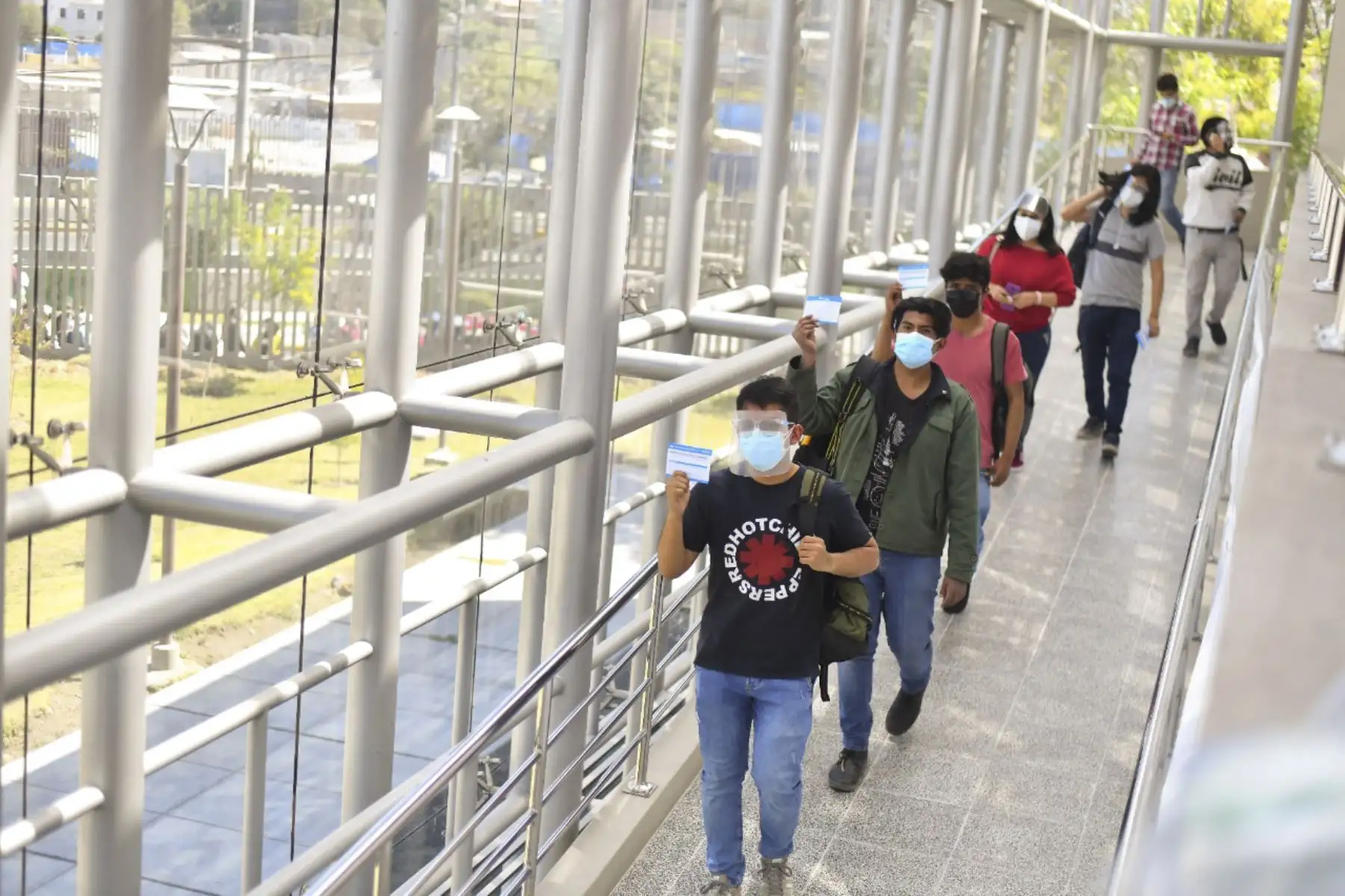 La vacunación para estudiantes de universidades e institutos de Arequipa se inició hoy en la sede de la Universidad Católica de Santa María y la Universidad Nacional de San Agustín. Desde tempranas horas gran cantidad de estudiantes formaron largas colas para recibir la dosis de la vacuna contra la covid-19. Foto: Cortesía/Diego Ramos