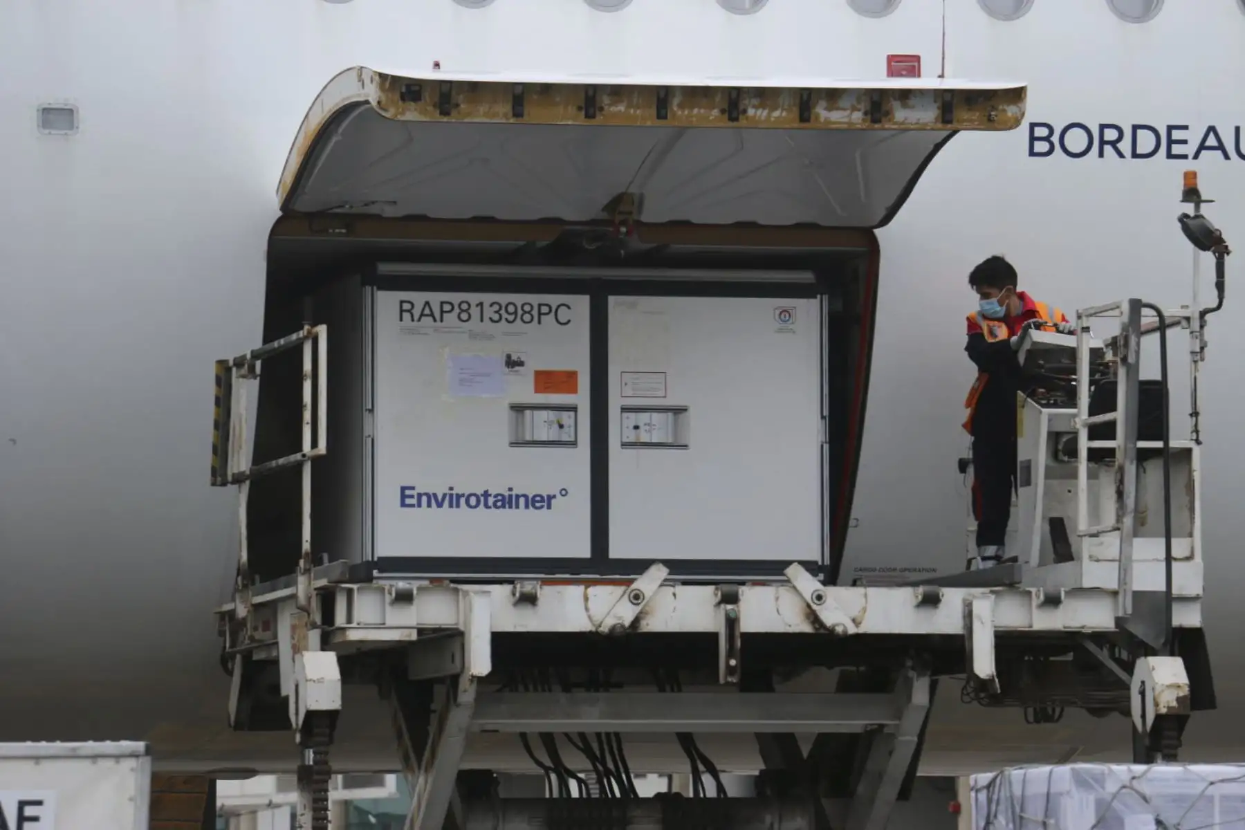 Esta tarde llegaron al país 794,900 dosis de vacunas contra la covid-19 las que permitirán continuar con la protección de las personas que viven en el país. El objetivo del Minsa es que el 50% de peruanos esté inoculado antes que se produzca una tercera ola de covid-19. Este mes arribarán más de 13 millones de vacunas entre Pfizer, AstraZeneca y Sinopharm. Foto: Minsa