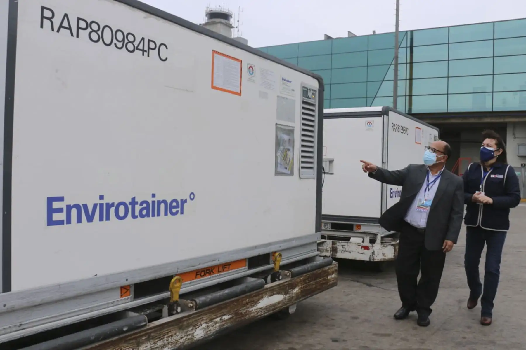 Esta tarde llegaron al país 794,900 dosis de vacunas contra la covid-19 las que permitirán continuar con la protección de las personas que viven en el país. El objetivo del Minsa es que el 50% de peruanos esté inoculado antes que se produzca una tercera ola de covid-19. Este mes arribarán más de 13 millones de vacunas entre Pfizer, AstraZeneca y Sinopharm. Foto: Minsa