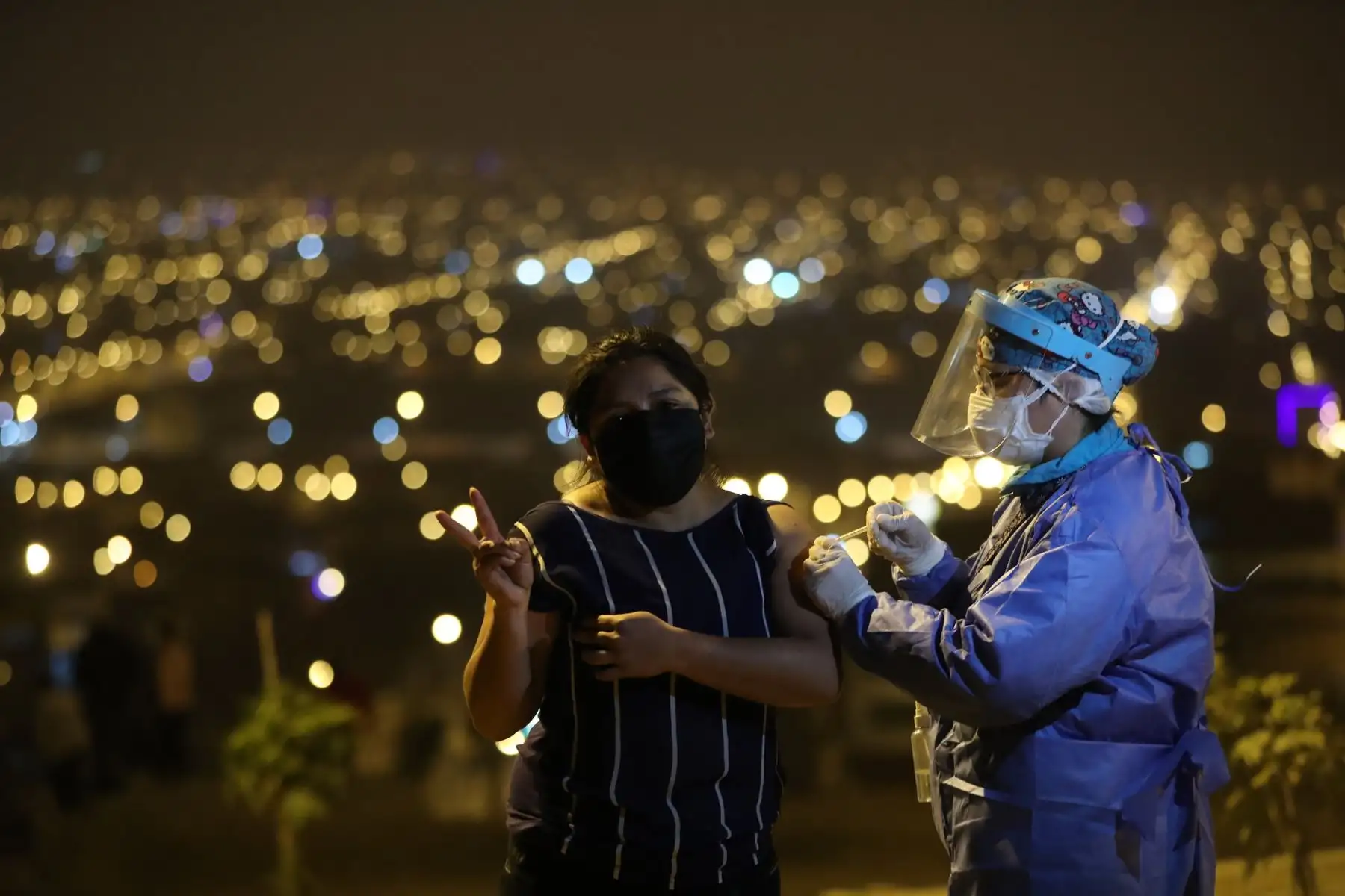Titular de la PCM, Guido Bellido, y ministro del Ambiente, reciben la segunda dosis de vacuna de Sinopharm contra la covid-19 en Villa El Salvador. Además, supervisan jornada de vacunación. Foto: PCM
