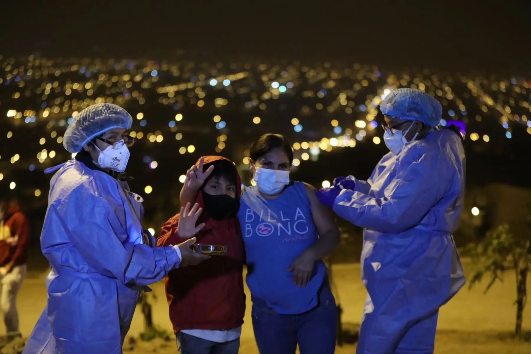 Titular de la PCM, Guido Bellido, y ministro del Ambiente, reciben la segunda dosis de vacuna de Sinopharm contra la covid-19 en Villa El Salvador. Además, supervisan jornada de vacunación. Foto: PCM
