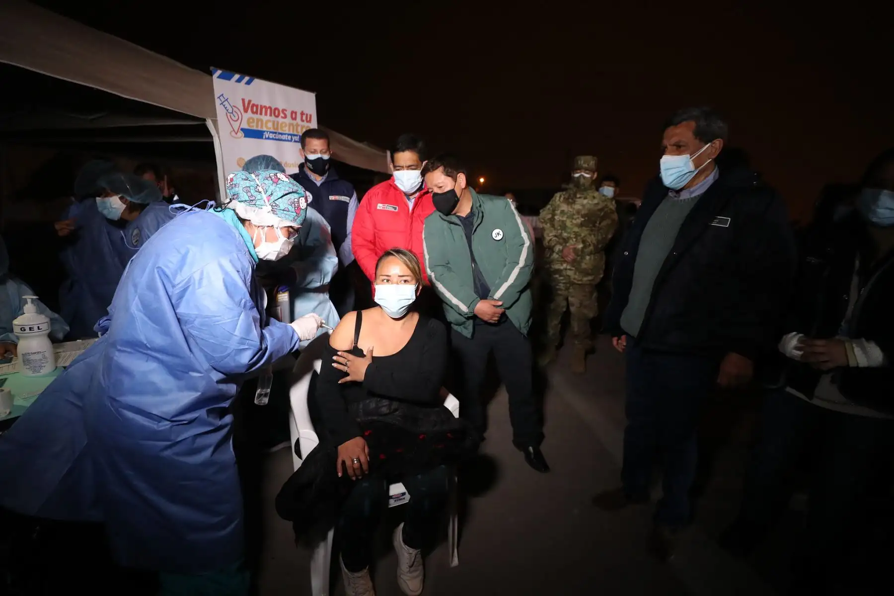 Titular de la PCM, Guido Bellido, y ministro del Ambiente, reciben la segunda dosis de vacuna de Sinopharm contra la covid-19 en Villa El Salvador. Además, supervisan jornada de vacunación. Foto: PCM