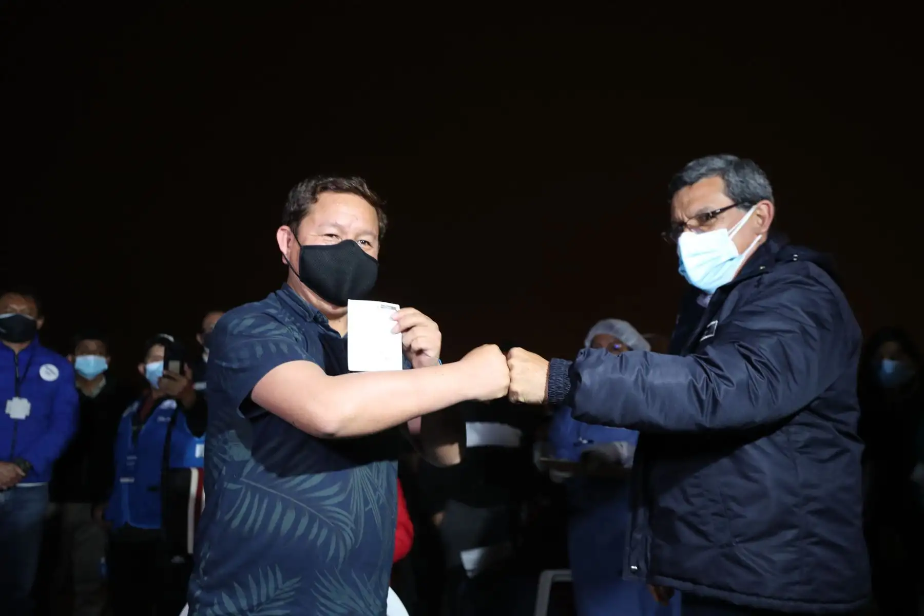 Titular de la PCM, Guido Bellido, y ministro del Ambiente, reciben la segunda dosis de vacuna de Sinopharm contra la covid-19 en Villa El Salvador. Además, supervisan jornada de vacunación. Foto: PCM
