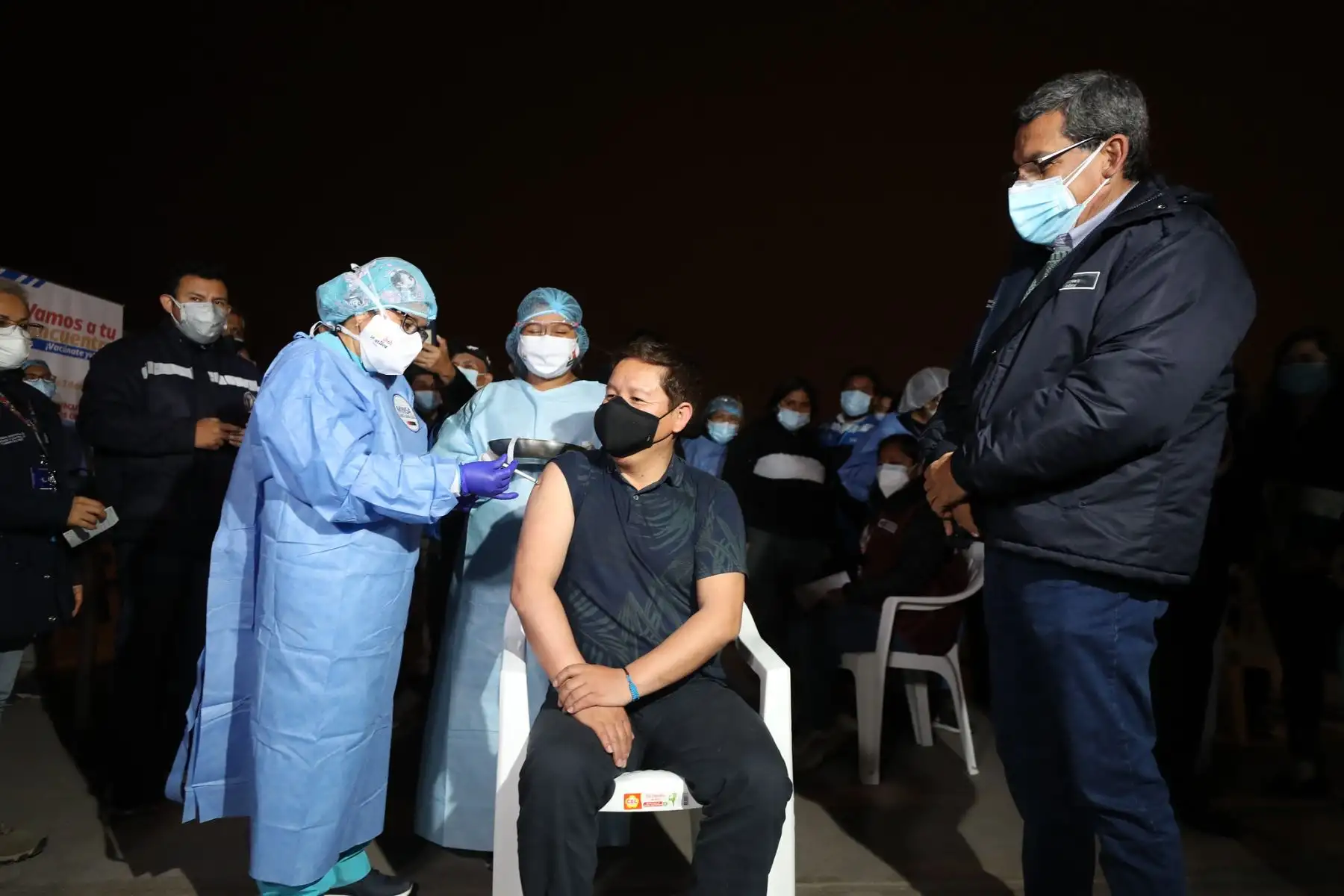 Titular de la PCM, Guido Bellido, y ministro del Ambiente, reciben la segunda dosis de vacuna de Sinopharm contra la covid-19 en Villa El Salvador. Además, supervisan jornada de vacunación. Foto: PCM