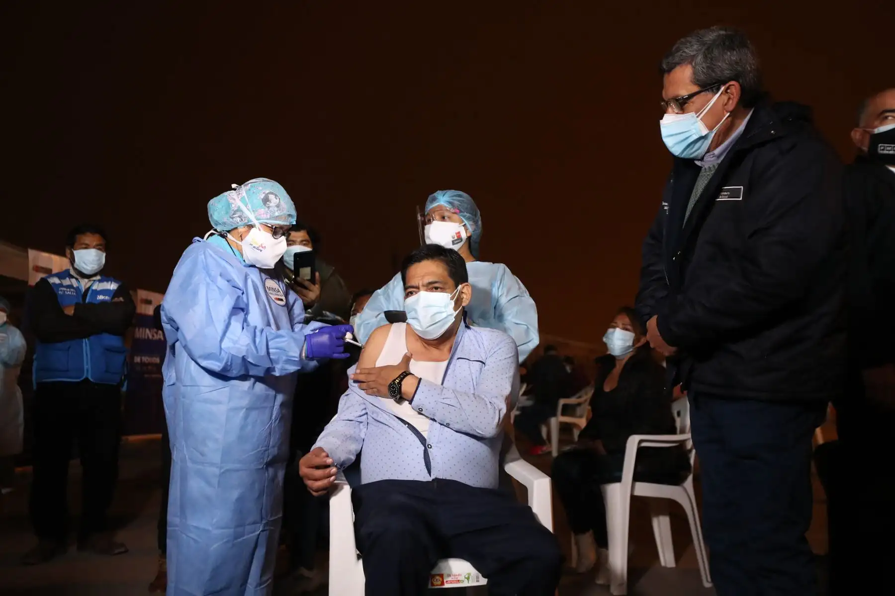 Titular de la PCM, Guido Bellido, y ministro del Ambiente, reciben la segunda dosis de vacuna de Sinopharm contra la covid-19 en Villa El Salvador. Además, supervisan jornada de vacunación. Foto: PCM