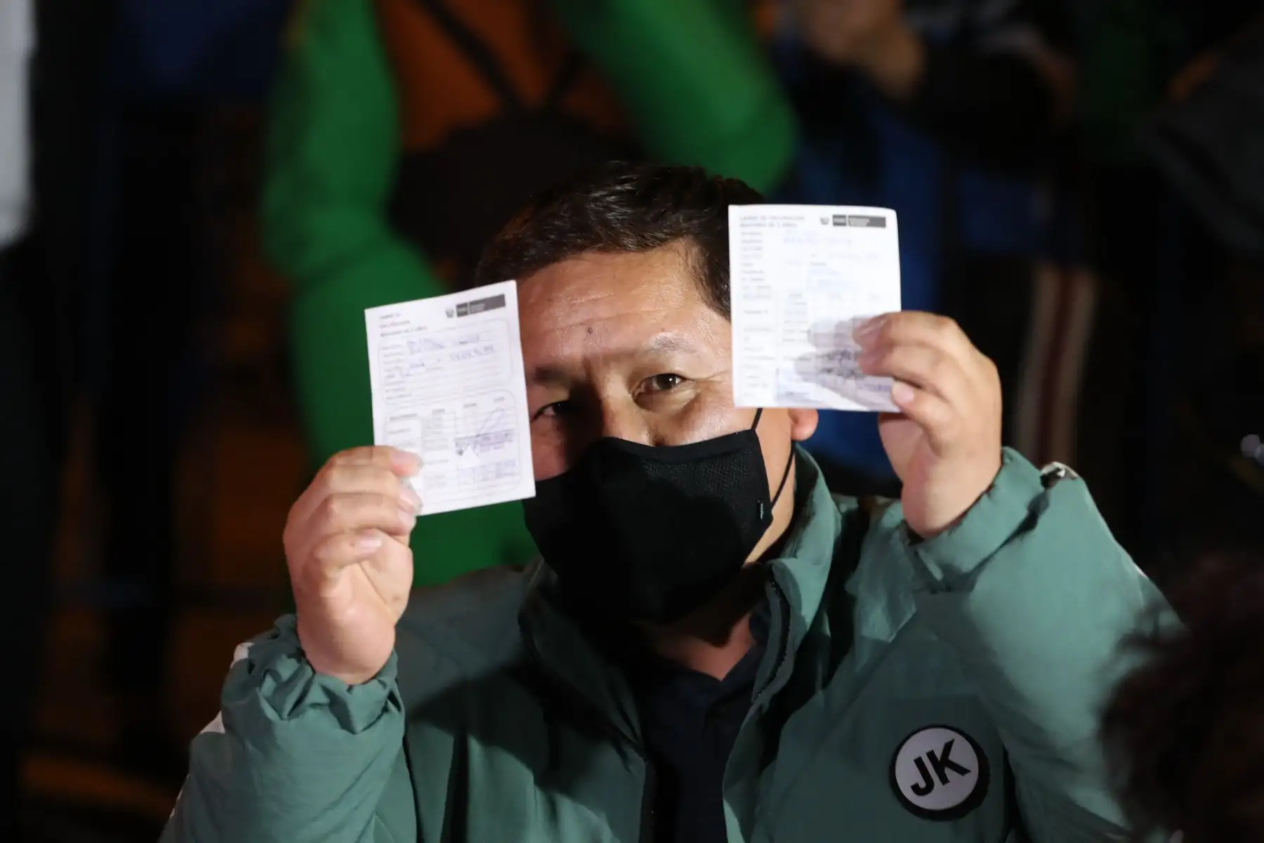 Titular de la PCM, Guido Bellido, y ministro del Ambiente, reciben la segunda dosis de vacuna de Sinopharm contra la covid-19 en Villa El Salvador. Además, supervisan jornada de vacunación. Foto: PCM