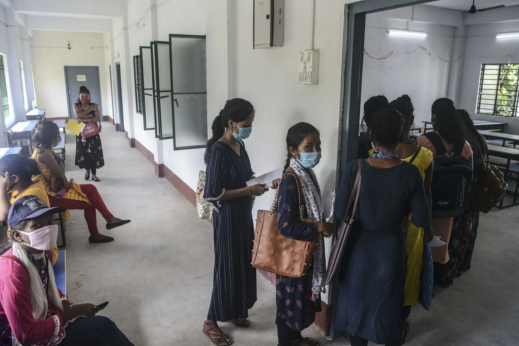 Estudiantes de la universidad de mujeres Siliguri hacen cola para vacunarse con una dosis de la vacuna Covishield contra el coronavirus Covid-19 en un campo de vacunación en Siliguri.
Foto: AFP