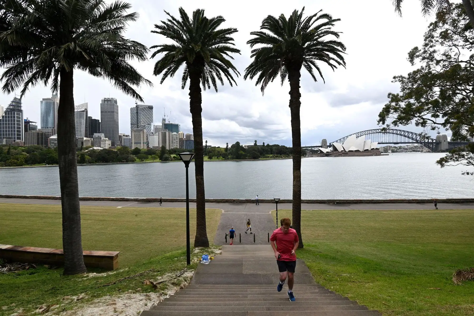 Los residentes saldrán a hacer ejercicio a lo largo del puerto de Sydney después de algunas relajaciones en las restricciones pandémicas del estado de Nueva Gales del Sur.
Foto: AFP