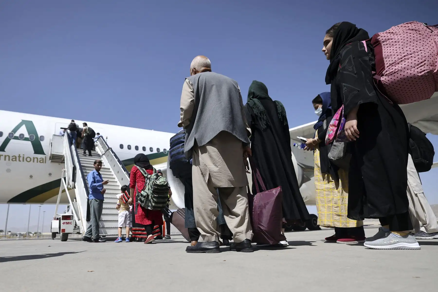 Un combatiente talibán hace guardia mientras un avión de Pakistan International Airlines, el primer vuelo comercial internacional en aterrizar desde que los talibanes recuperaron el poder el mes pasado, despega con pasajeros a bordo en el aeropuerto de Kabul.
Foto: AFP