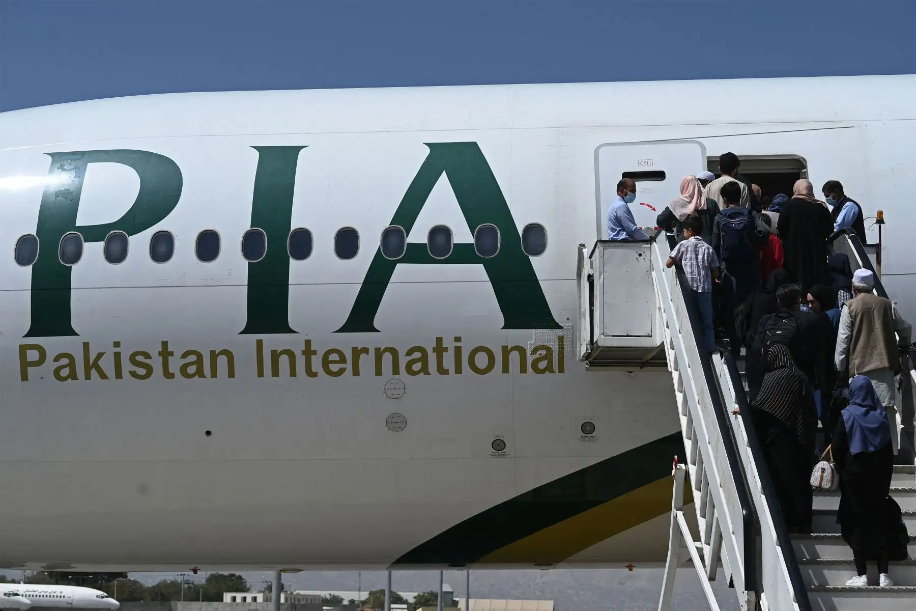 Los pasajeros abordan un vuelo de Pakistan International Airlines , el primer vuelo comercial internacional desde que los talibanes recuperaron el poder el mes pasado, en el aeropuerto de Kabul.
Foto: AFP