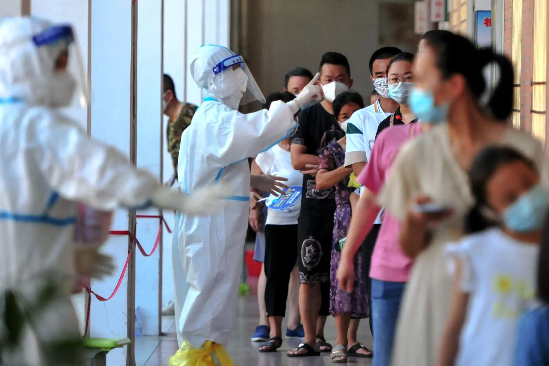 Los residentes hacen cola para someterse a pruebas de ácido nucleico para el coronavirus Covid-19 en el condado de Xianyou, ciudad de Putian, en la provincia de Fujian, en el este de China.
Foto: AFP