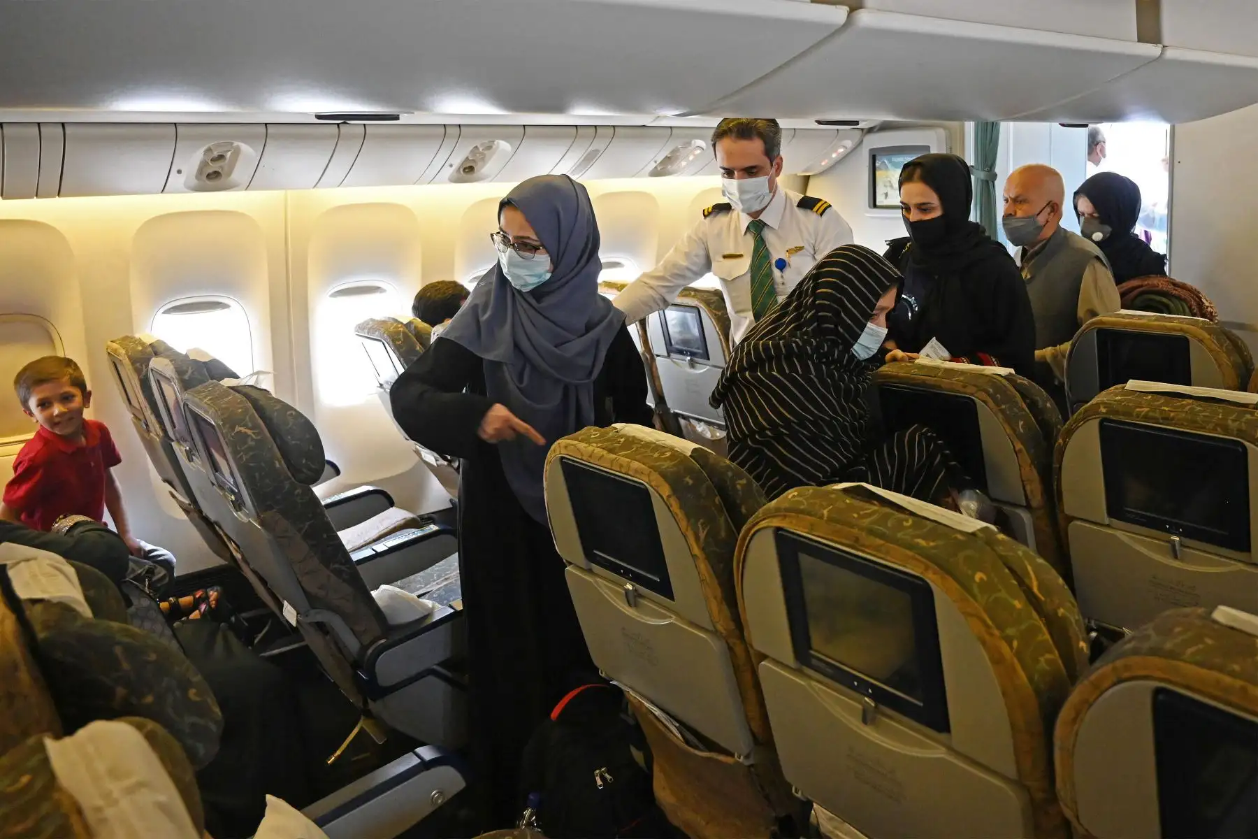 Los pasajeros abordan un vuelo de Pakistan International Airlines , el primer vuelo comercial internacional desde que los talibanes recuperaron el poder el mes pasado, en el aeropuerto de Kabul.
Foto: AFP