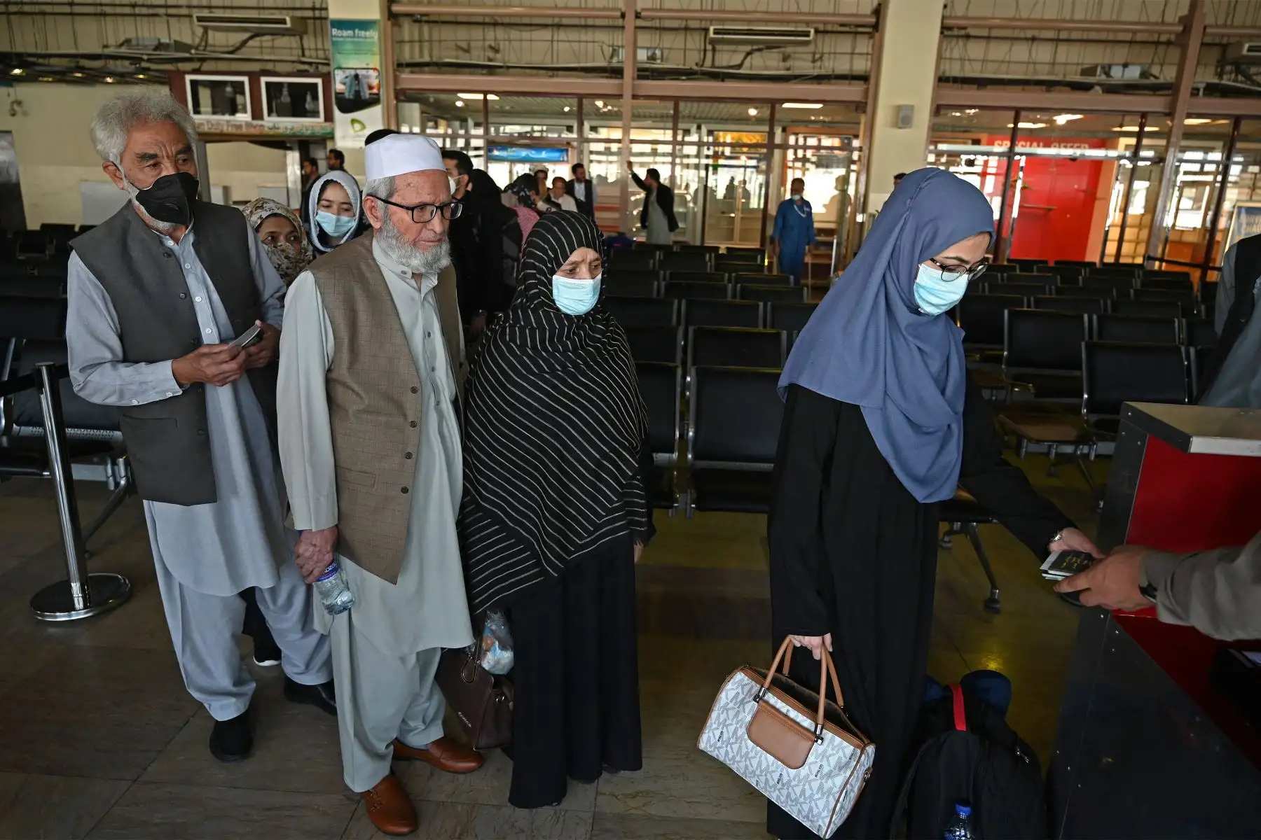 Los pasajeros caminan por una sala para abordar un vuelo de Pakistan International Airlines , el primer vuelo comercial internacional desde que los talibanes recuperaron el poder el mes pasado, en el aeropuerto de Kabul.
Foto: AFP