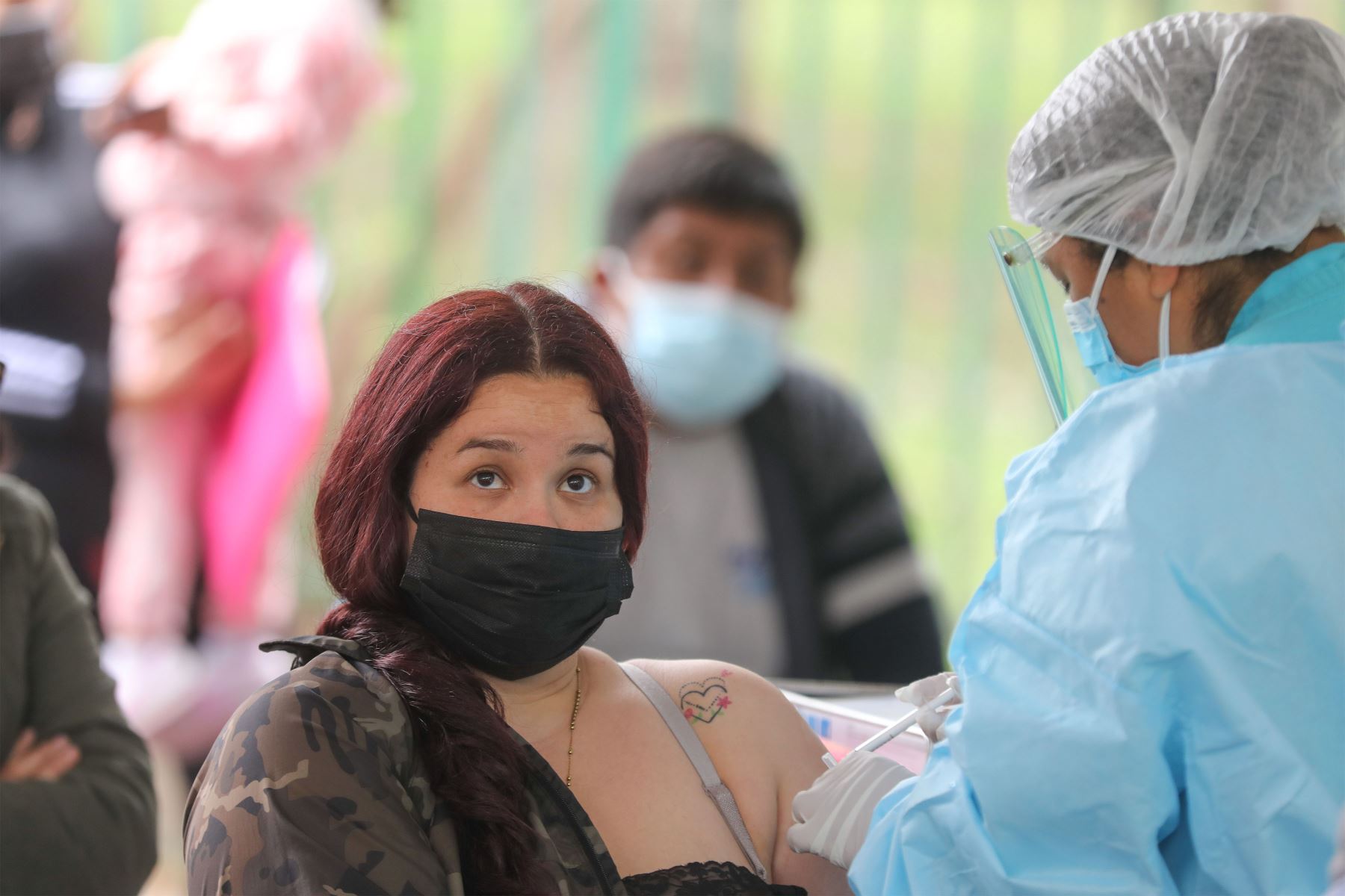 Jornada de vacunación para jóvenes de 25 y 26 años en el Centro de Vacunación peatonal del Campo de Marte.
Foto: ANDINA/ Andrés Valle