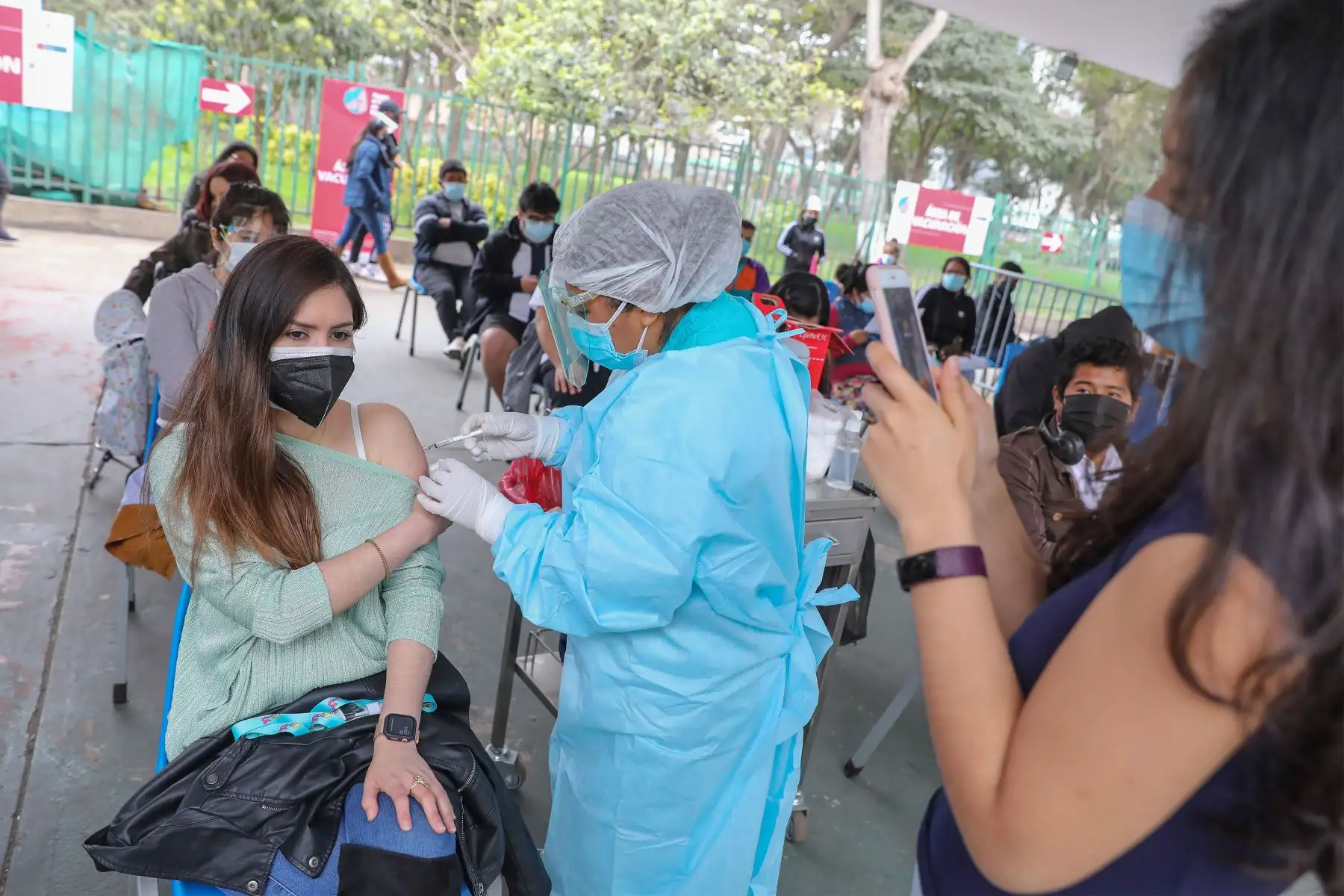 Con esta decisión se evitará lo ocurrido el último fin de semana en Chincha, Ica, donde la movilización masiva de limeños hasta esta provincia, donde se inoculaba con Pfizer, evitó la inmunización de los propios habitantes de dicha localidad. Foto: ANDINA/Andrés Valle.