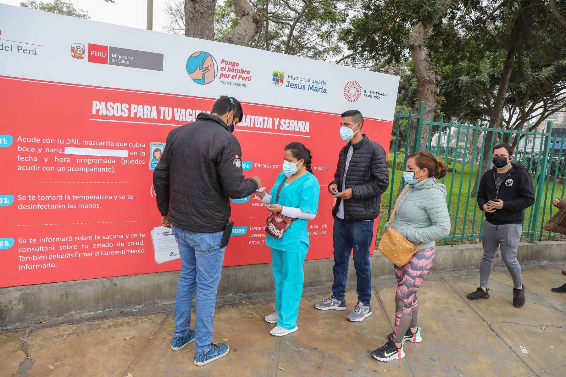 Jornada de vacunación para jóvenes de 25 y 26 años en el Centro de Vacunación peatonal del Campo de Marte.
Foto: ANDINA/ Andrés Valle