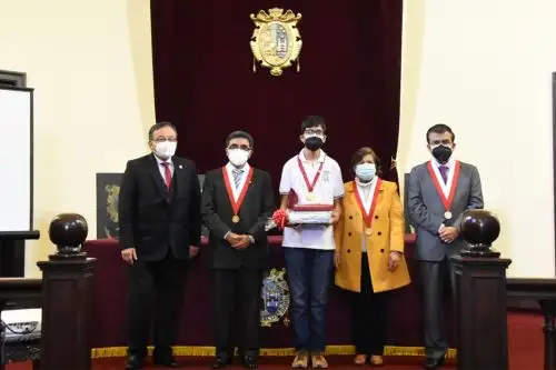 Rectora de San Marcos presidió ceremonia de premiación a primeros puestos de reciente examen de admisión presencial, el primero durante la pandemia del covid-19. Foto: ANDINA/Difusión.