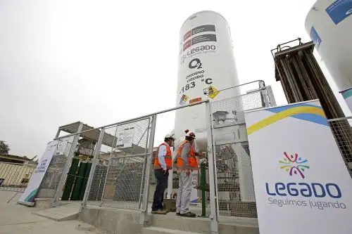 La instalación de este isotanque se realizó a solicitud de la Dirección General de Operaciones en Salud del Minsa y servirá para abastecer a las 48 camas del Centro de Atención y Aislamiento Temporal (CAAT), construido al interior del Hospital Sergio Bernales de Comas. Foto: ANDINA/ Legado.