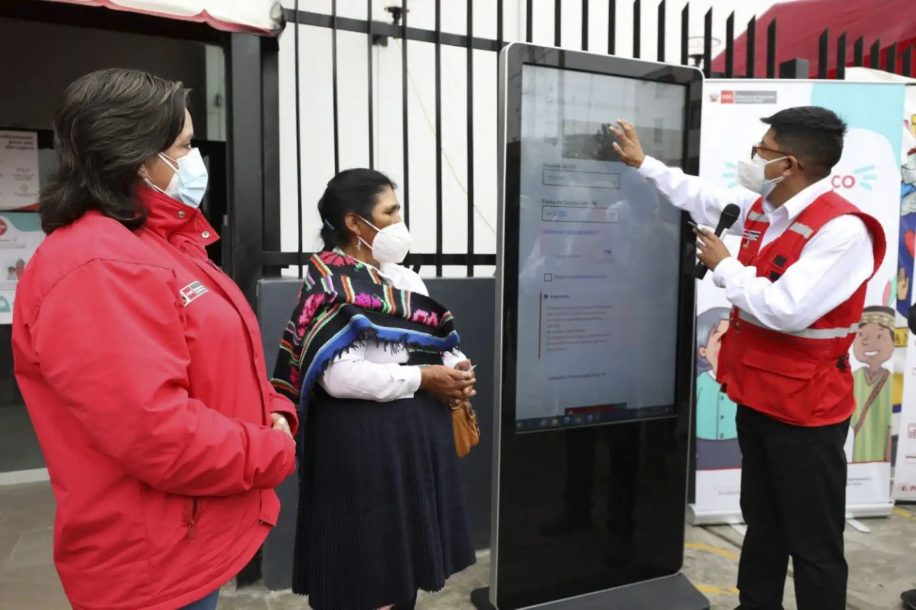 Titular del MIDIS, Dina Boluarte, supervisó en Cañete el pago del bono Yanapay Perú, apoyo económico individual a beneficiarios de Juntos que busca reactivar la economía de las familias vulnerables. Foto: ANDINA/Midis