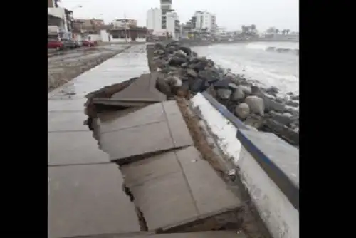 En Huanchaco también se registró un poco de aniego en la avenida principal, que es la Costanera.
