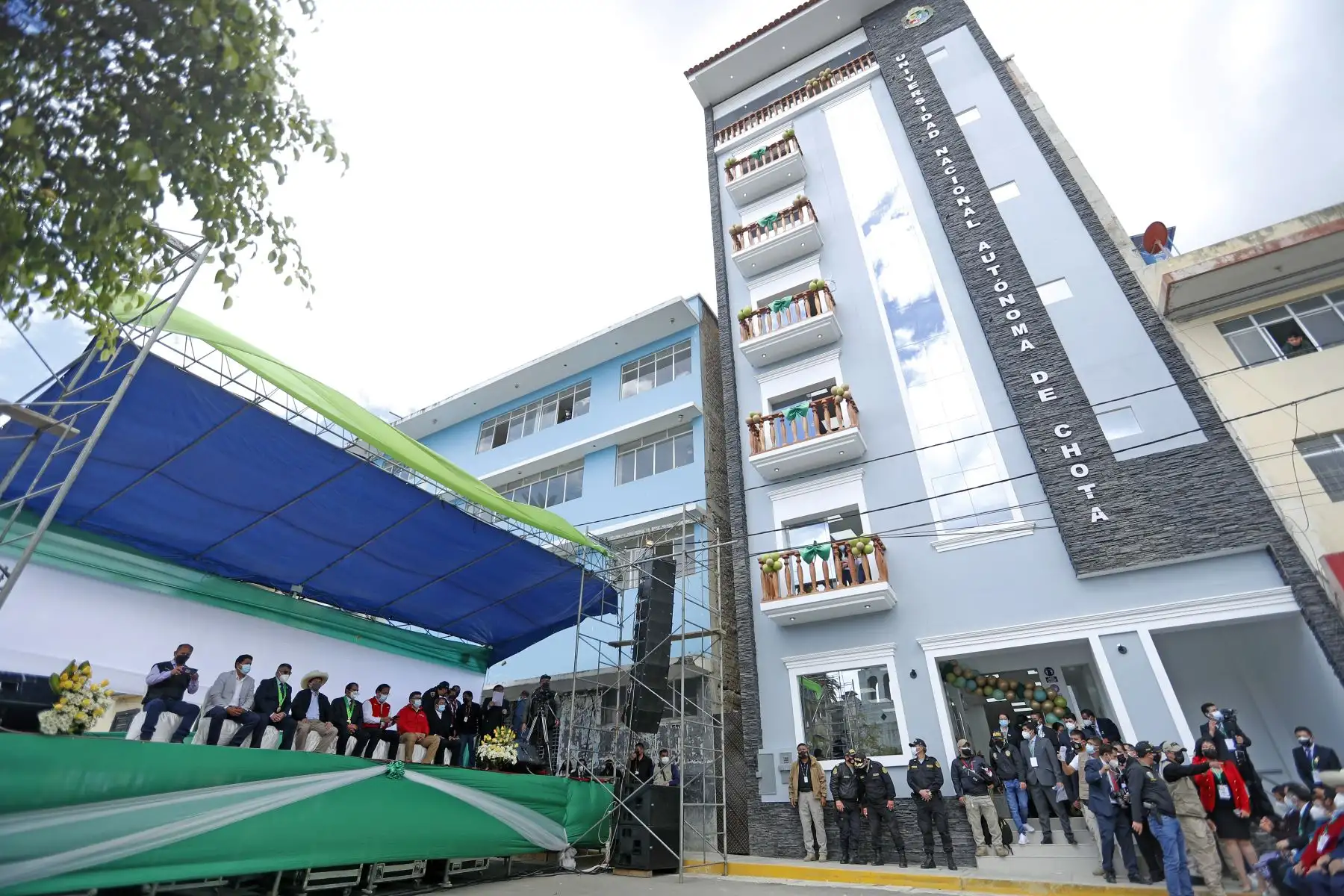 El presidente de la República, Pedro Castillo, participó de la inauguración de las nuevas instalaciones administrativas de la Universidad Nacional Autónoma de Chota, y sostuvo un encuentro con la población de chotana, además fue reconocido como Hijo Predilecto de Chota y Hombre del Bicentenario. Foto: ANDINA/Prensa Presidencia