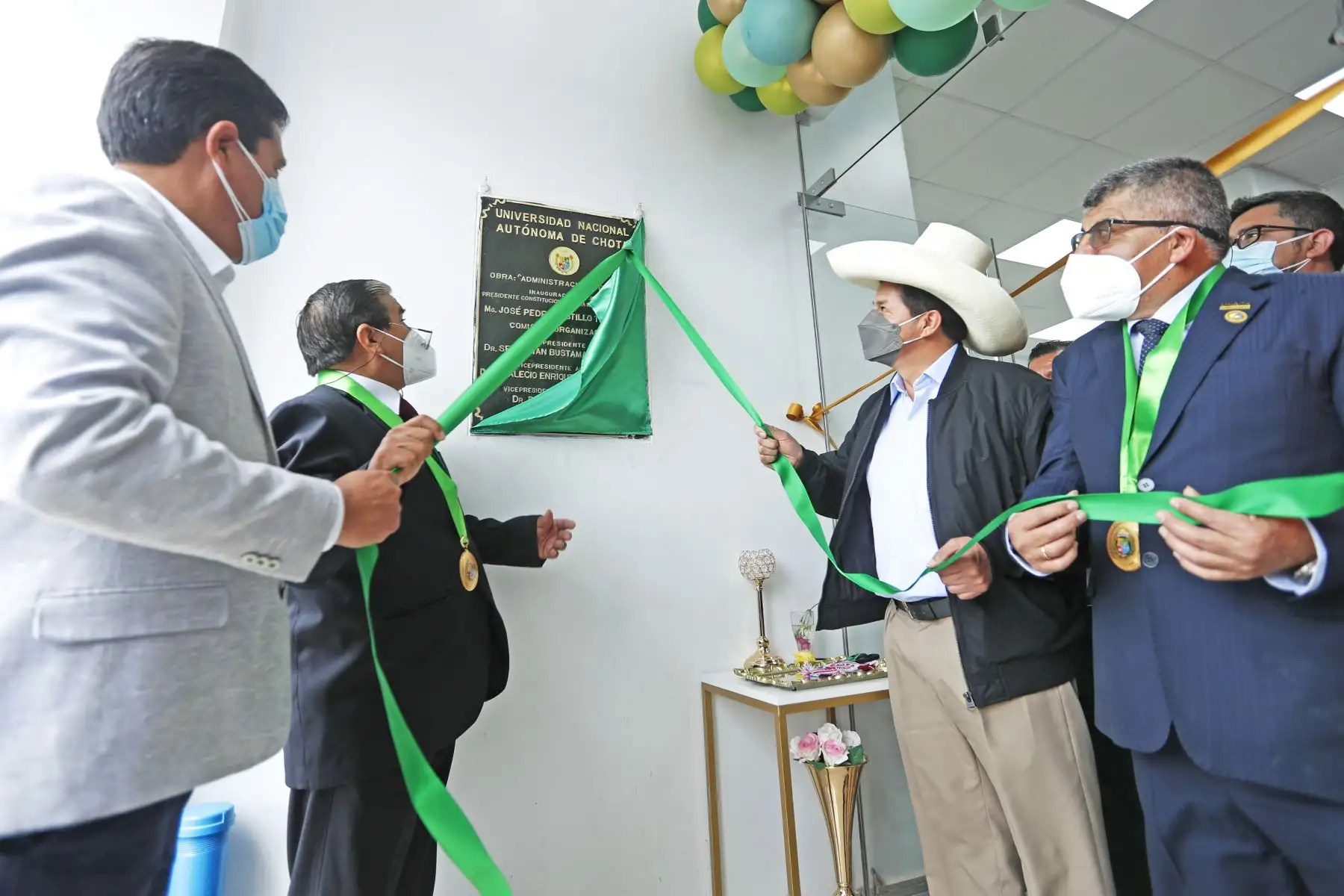 El presidente de la República, Pedro Castillo, participó de la inauguración de las nuevas instalaciones administrativas de la Universidad Nacional Autónoma de Chota, y sostuvo un encuentro con la población de chotana, además fue reconocido como Hijo Predilecto de Chota y Hombre del Bicentenario. Foto: ANDINA/Prensa Presidencia