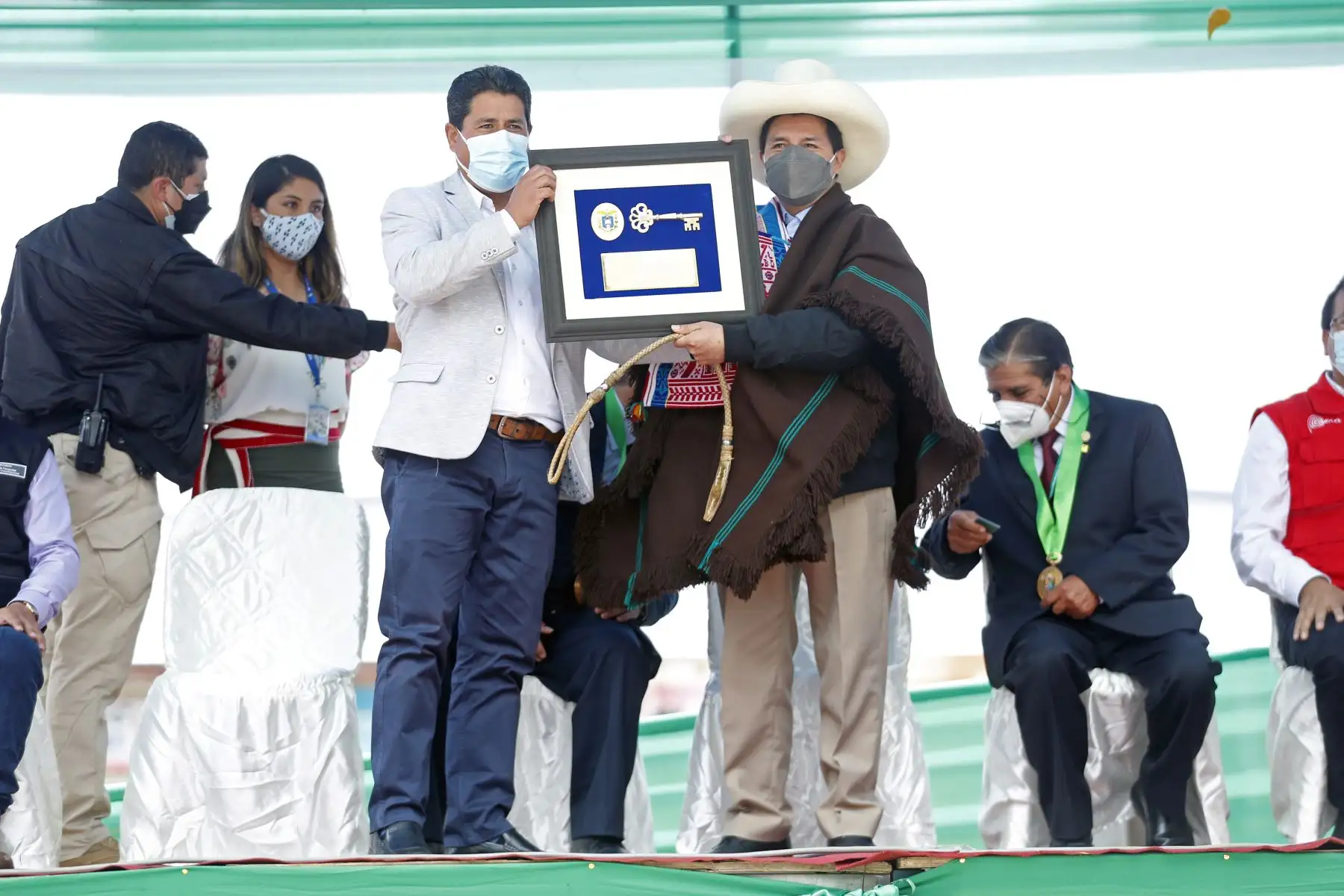 El presidente de la República, Pedro Castillo, participó de la inauguración de las nuevas instalaciones administrativas de la Universidad Nacional Autónoma de Chota, y sostuvo un encuentro con la población de chotana, además fue reconocido como Hijo Predilecto de Chota y Hombre del Bicentenario. Foto: ANDINA/Prensa Presidencia