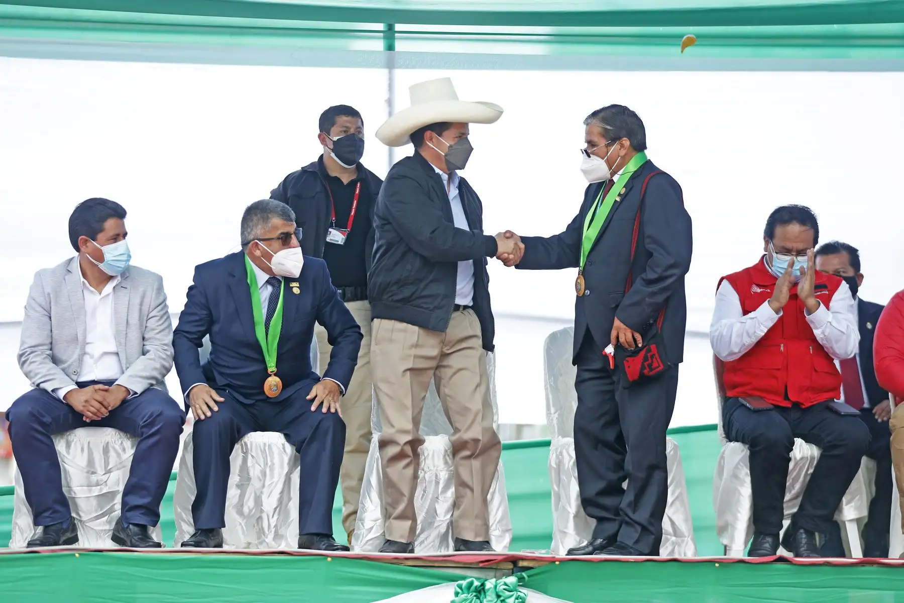 El presidente de la República, Pedro Castillo, participó de la inauguración de las nuevas instalaciones administrativas de la Universidad Nacional Autónoma de Chota, y sostuvo un encuentro con la población de chotana, además fue reconocido como Hijo Predilecto de Chota y Hombre del Bicentenario. Foto: ANDINA/Prensa Presidencia