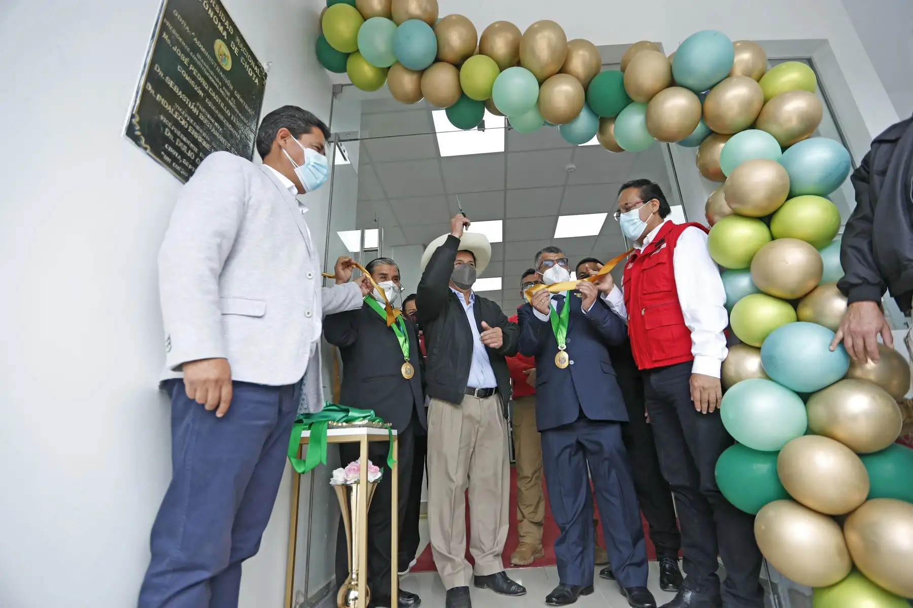 El presidente de la República, Pedro Castillo, participó de la inauguración de las nuevas instalaciones administrativas de la Universidad Nacional Autónoma de Chota, y sostuvo un encuentro con la población de chotana, además fue reconocido como Hijo Predilecto de Chota y Hombre del Bicentenario. Foto: ANDINA/Prensa Presidencia