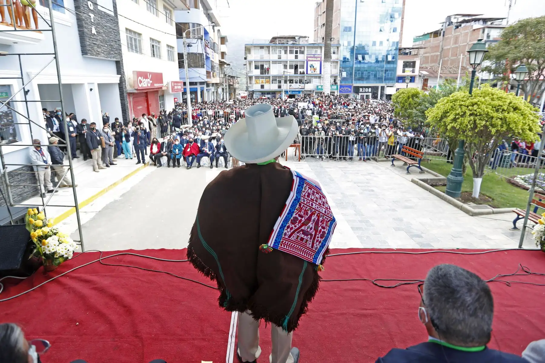 El presidente de la República, Pedro Castillo, participó de la inauguración de las nuevas instalaciones administrativas de la Universidad Nacional Autónoma de Chota, y sostuvo un encuentro con la población de chotana, además fue reconocido como Hijo Predilecto de Chota y Hombre del Bicentenario. Foto: ANDINA/Prensa Presidencia