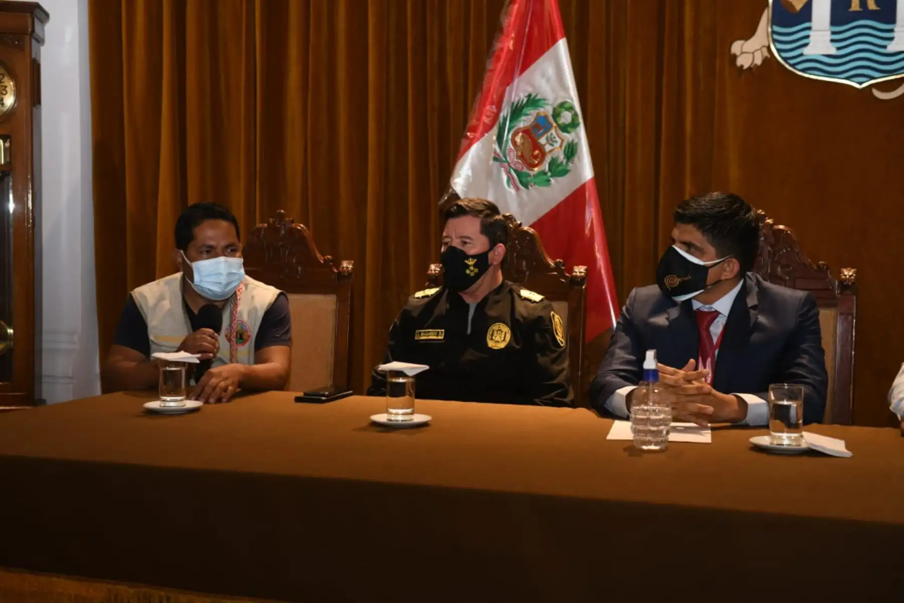 Ministro del Interior, Juan Carrasco, se reúne con representantes de las rondas campesinas de la región La Libertad, a fin de escuchar sus inquietudes y propuestas para mejorar su labor en bien de la seguridad ciudadana en su ámbito territorial. Foto: Mininter