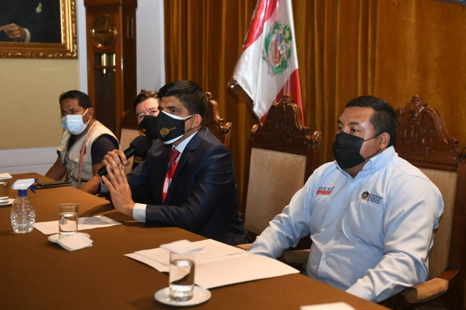 Ministro del Interior, Juan Carrasco, se reúne con representantes de las rondas campesinas de la región La Libertad, a fin de escuchar sus inquietudes y propuestas para mejorar su labor en bien de la seguridad ciudadana en su ámbito territorial. Foto: Mininter