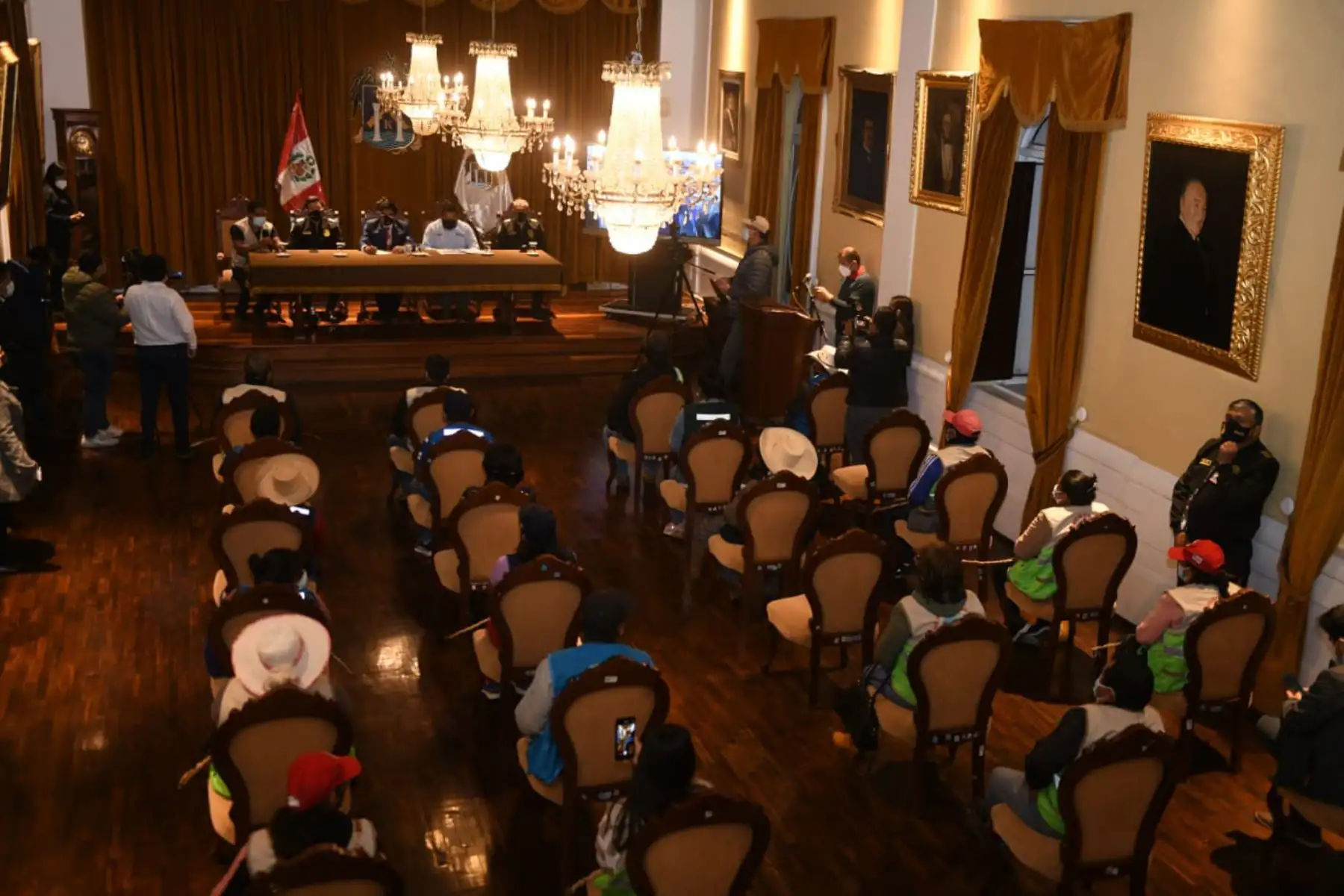 Ministro del Interior, Juan Carrasco, se reúne con representantes de las rondas campesinas de la región La Libertad, a fin de escuchar sus inquietudes y propuestas para mejorar su labor en bien de la seguridad ciudadana en su ámbito territorial. Foto: Mininter