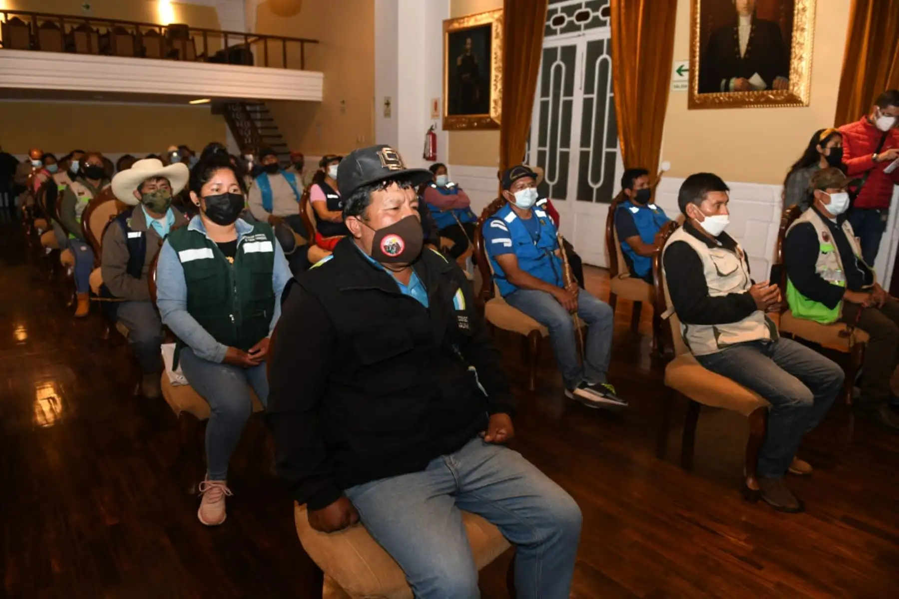 Ministro del Interior, Juan Carrasco, se reúne con representantes de las rondas campesinas de la región La Libertad, a fin de escuchar sus inquietudes y propuestas para mejorar su labor en bien de la seguridad ciudadana en su ámbito territorial. Foto: Mininter
