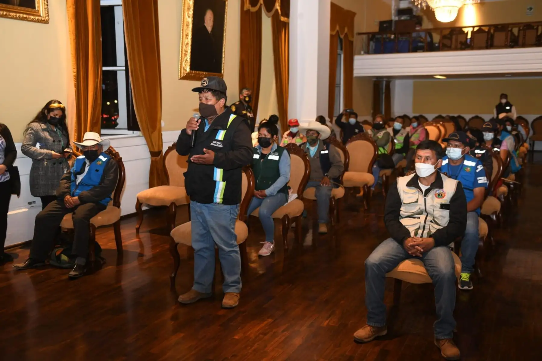 Ministro del Interior, Juan Carrasco, se reúne con representantes de las rondas campesinas de la región La Libertad, a fin de escuchar sus inquietudes y propuestas para mejorar su labor en bien de la seguridad ciudadana en su ámbito territorial. Foto: Mininter