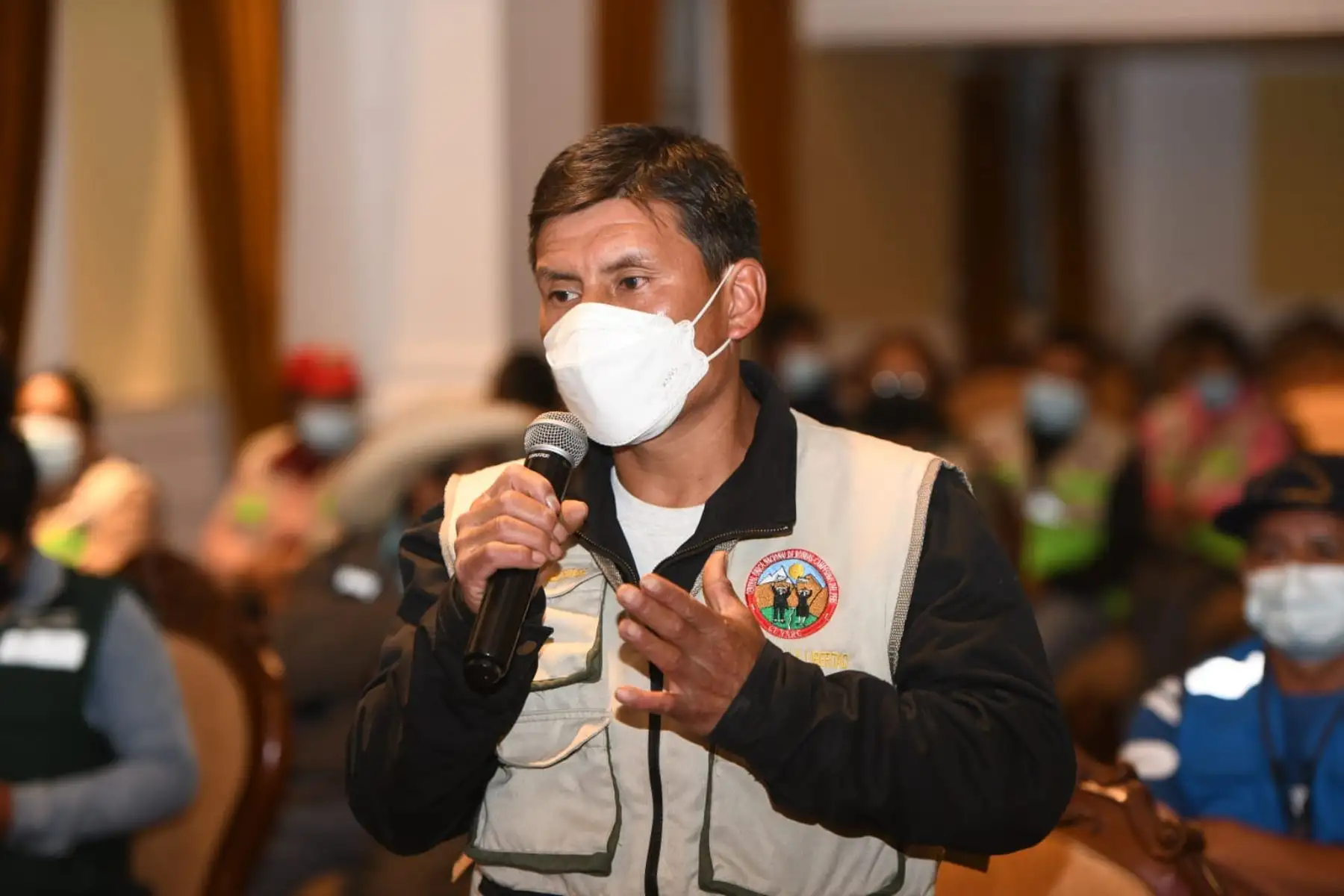 Ministro del Interior, Juan Carrasco, se reúne con representantes de las rondas campesinas de la región La Libertad, a fin de escuchar sus inquietudes y propuestas para mejorar su labor en bien de la seguridad ciudadana en su ámbito territorial. Foto: Mininter