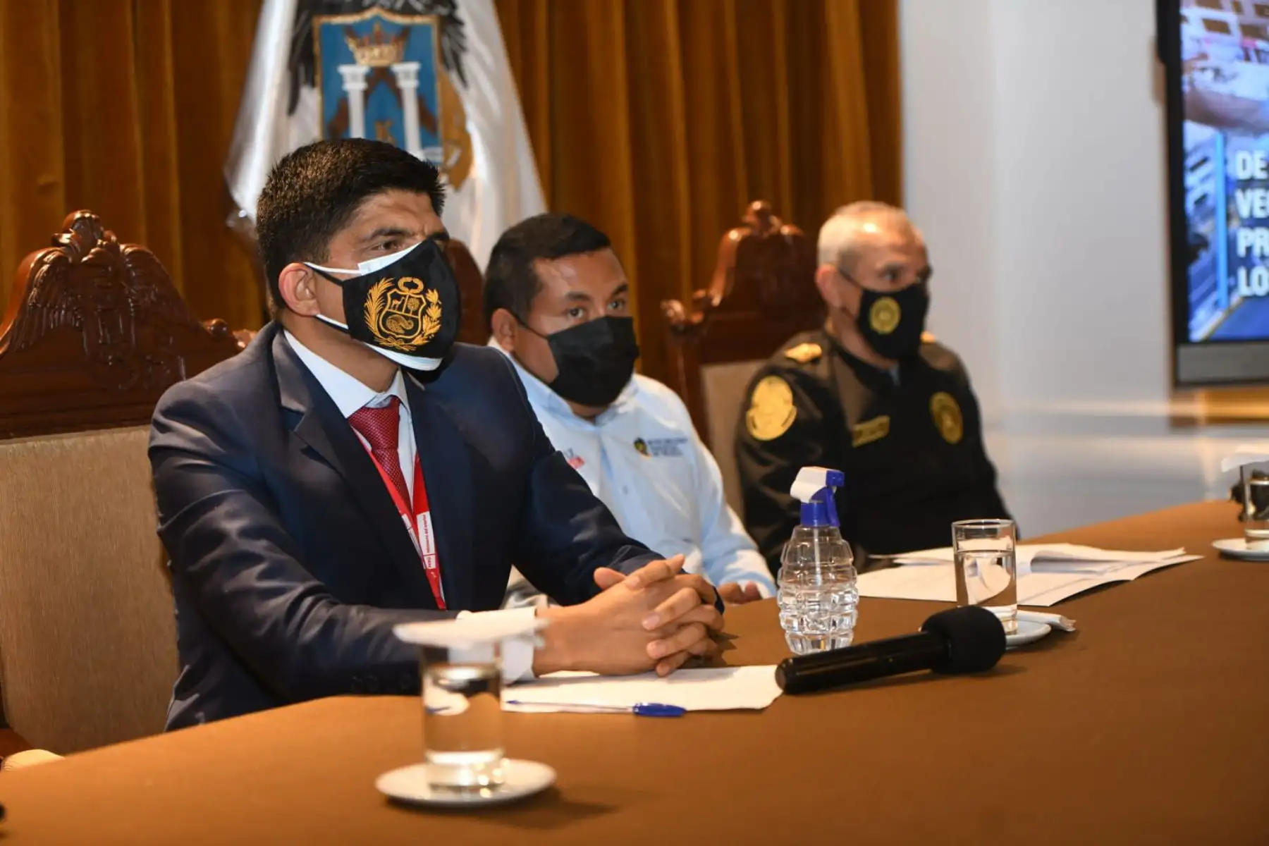 Ministro del Interior, Juan Carrasco, se reúne con representantes de las rondas campesinas de la región La Libertad, a fin de escuchar sus inquietudes y propuestas para mejorar su labor en bien de la seguridad ciudadana en su ámbito territorial. Foto: Mininter