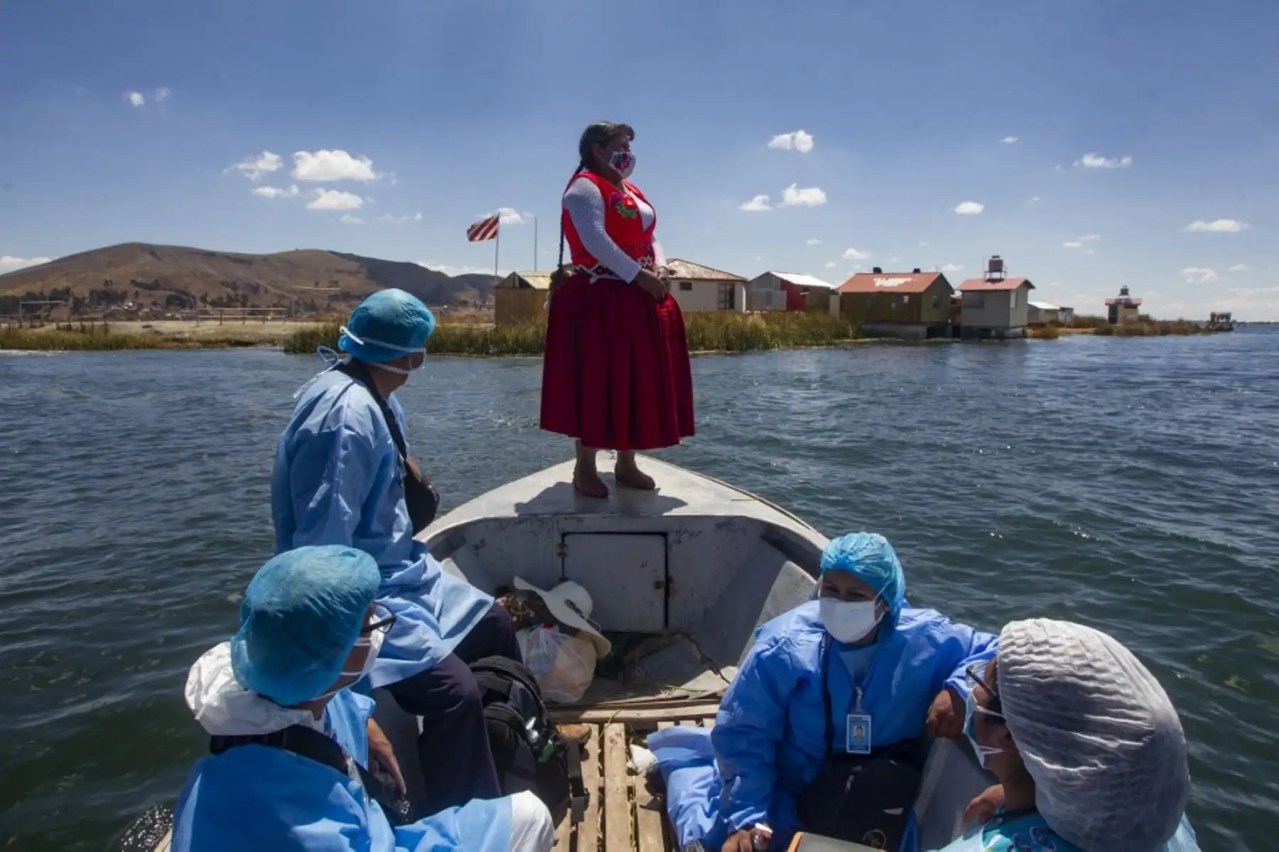 Pobladores de las islas flotantes de Los Uros en el Lago Titicaca, Perú, reciben la vacuna contra la covid-19. Foto: AFP