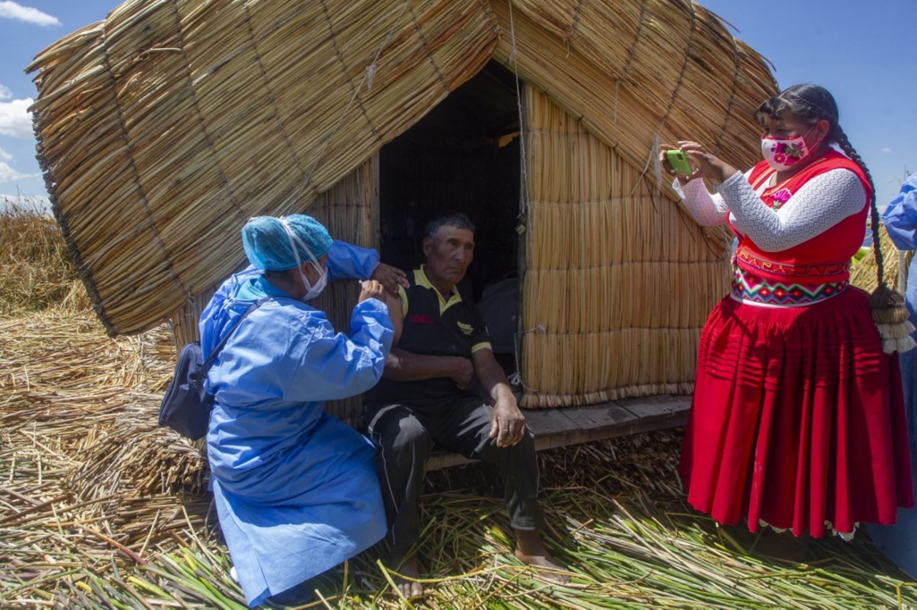 Pobladores de las islas flotantes de Los Uros en el Lago Titicaca, Perú, reciben la vacuna contra la covid-19. Foto: AFP