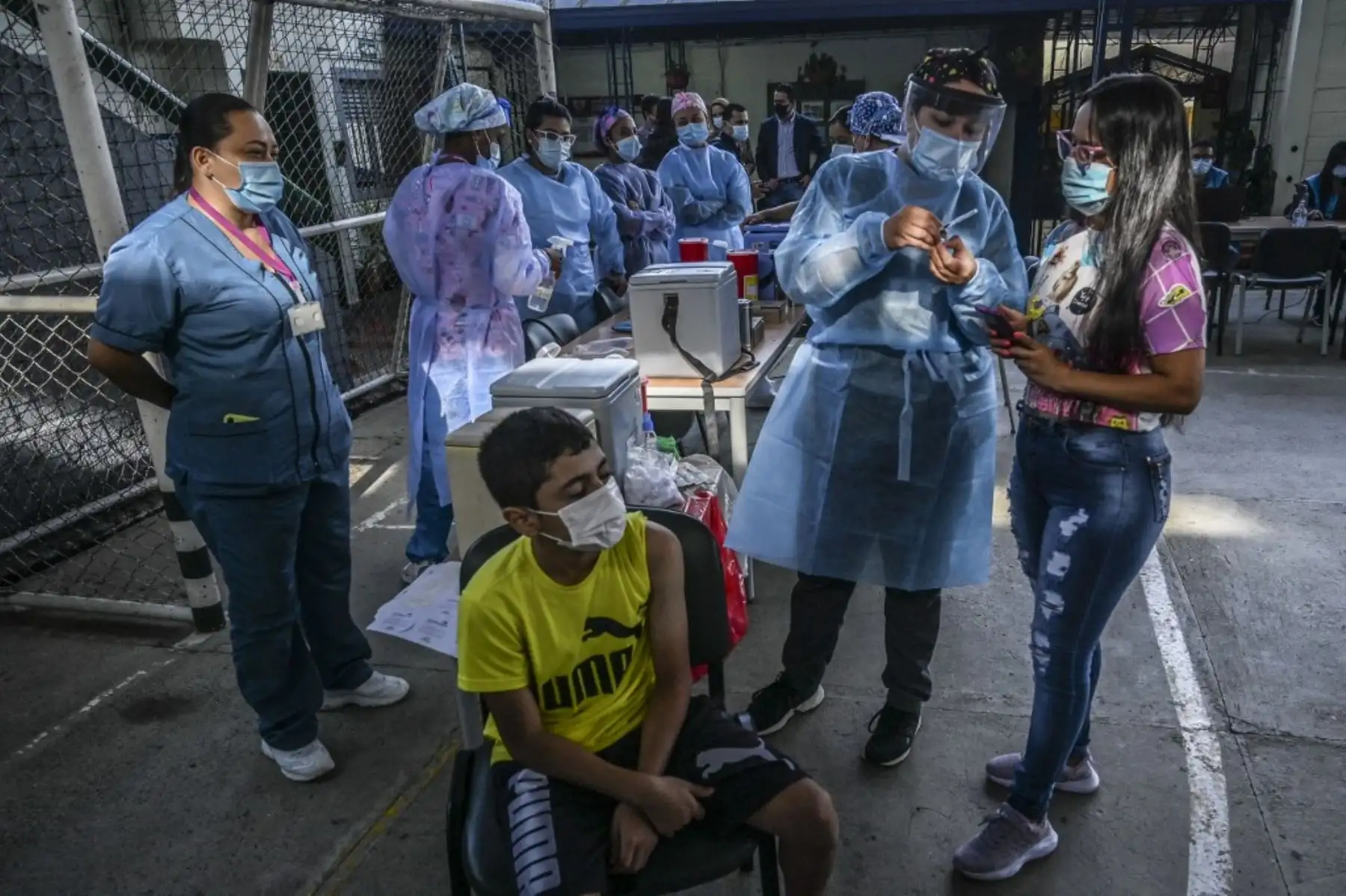 Una enfermera muestra una dosis de la vacuna Pfizer-BioNtech covid-19 a una madre antes de vacunar a un niño en una escuela en Medellín, Colombia. Foto: AFP